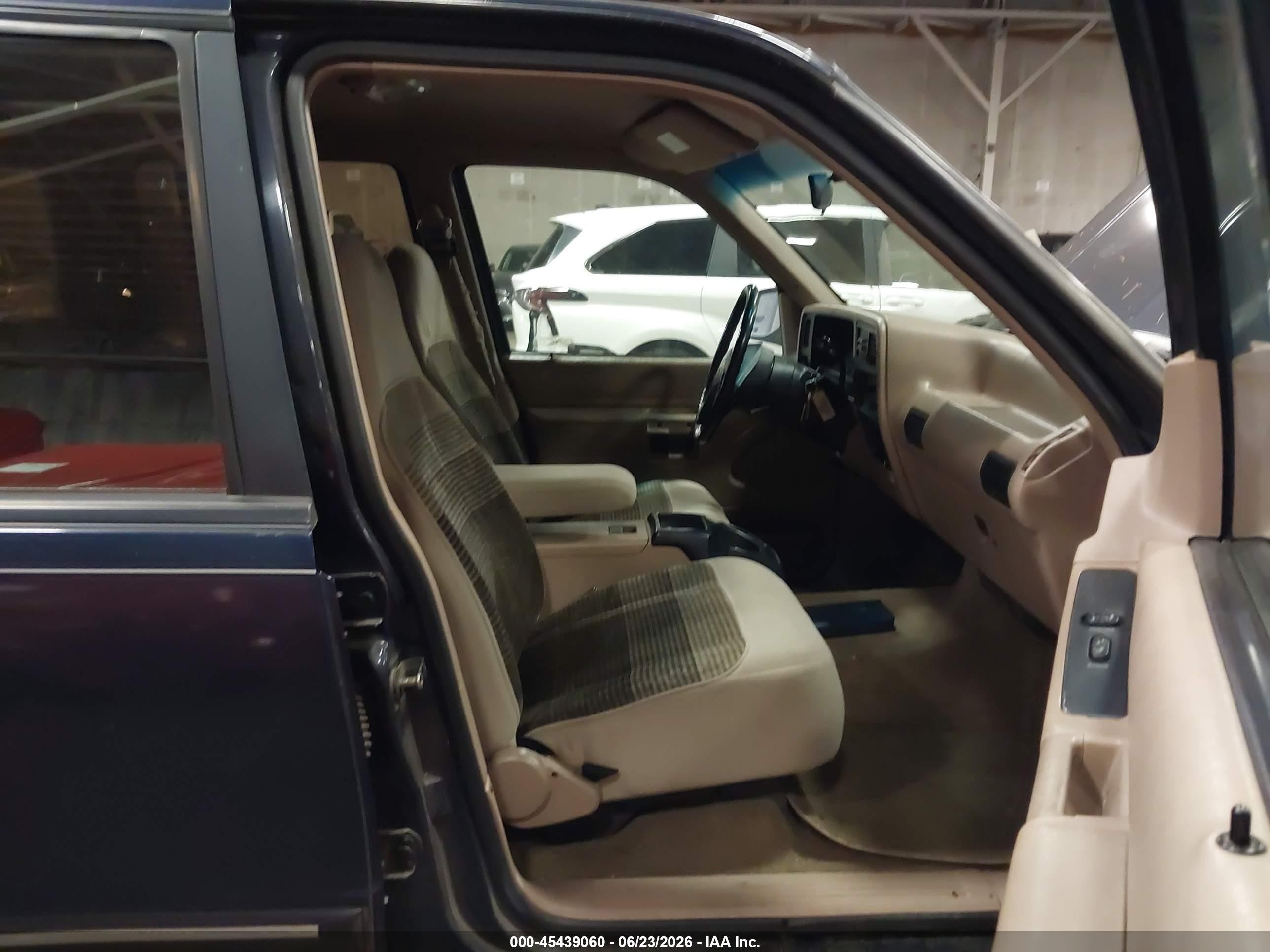 1992 Ford Explorer   Blue vin: 1FMDU34X0NUD94805