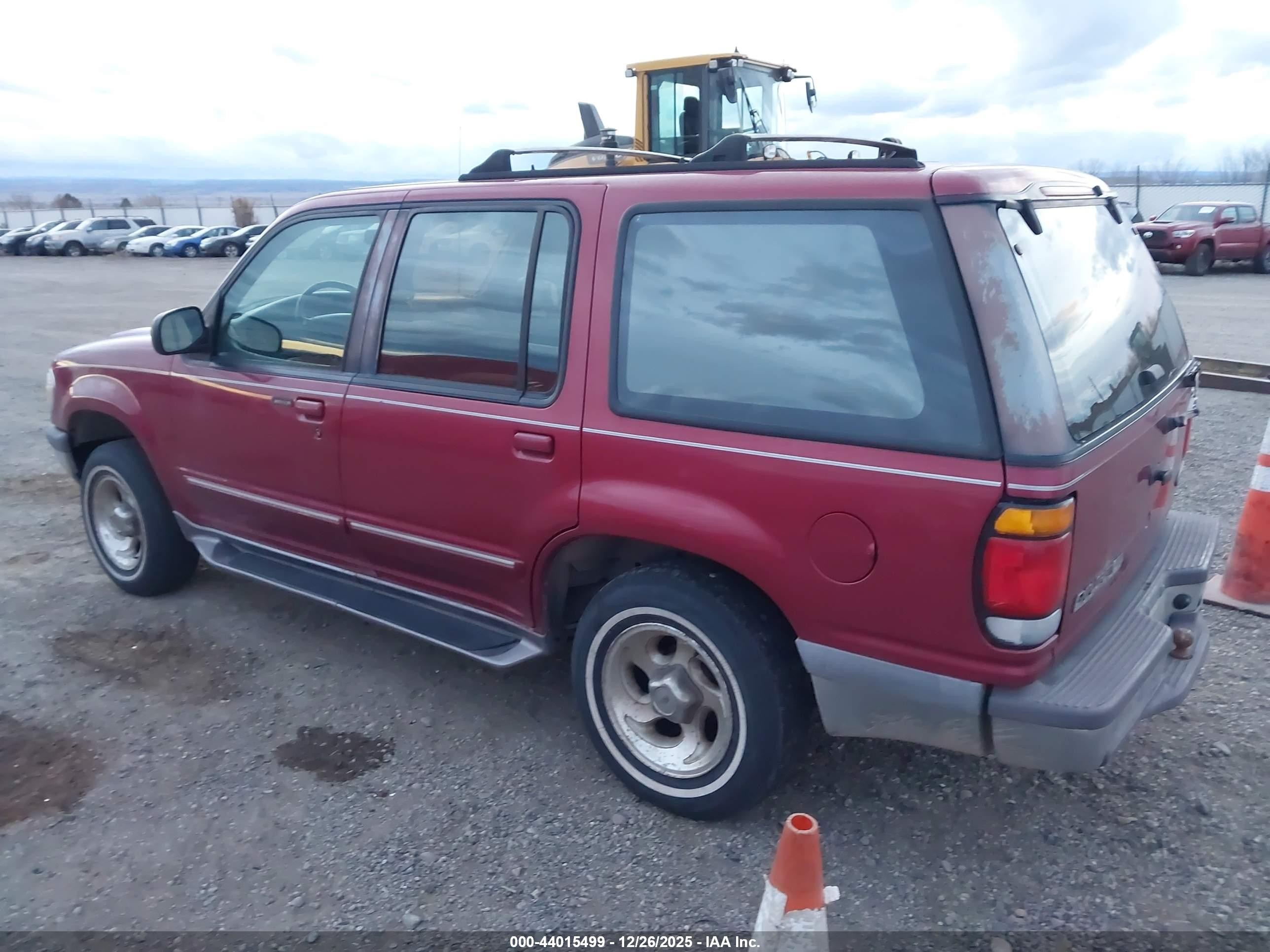 1995 Ford Explorer   Red vin: 1FMDU34X0SZB72182
