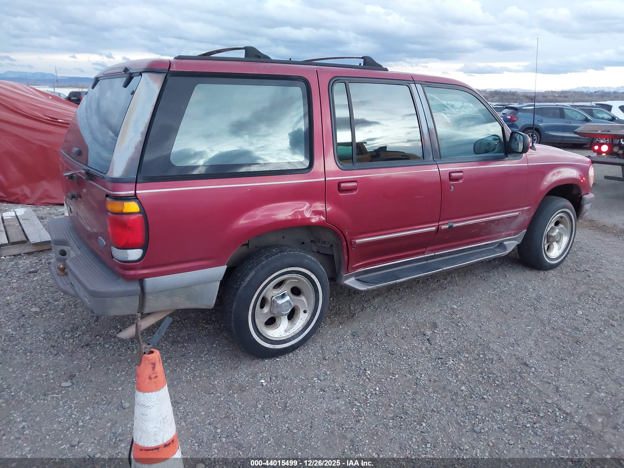 1995 Ford Explorer   Red vin: 1FMDU34X0SZB72182