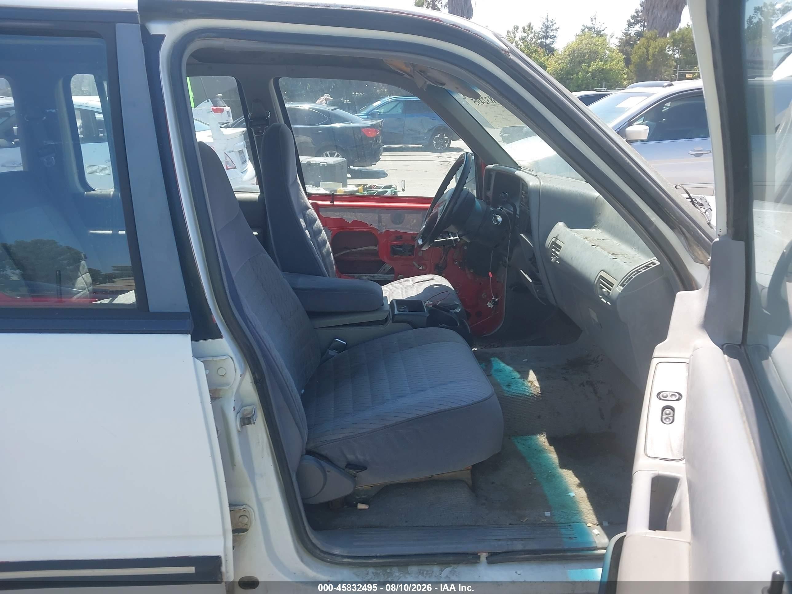 1994 Ford Explorer   White vin: 1FMDU34X2RUA87173