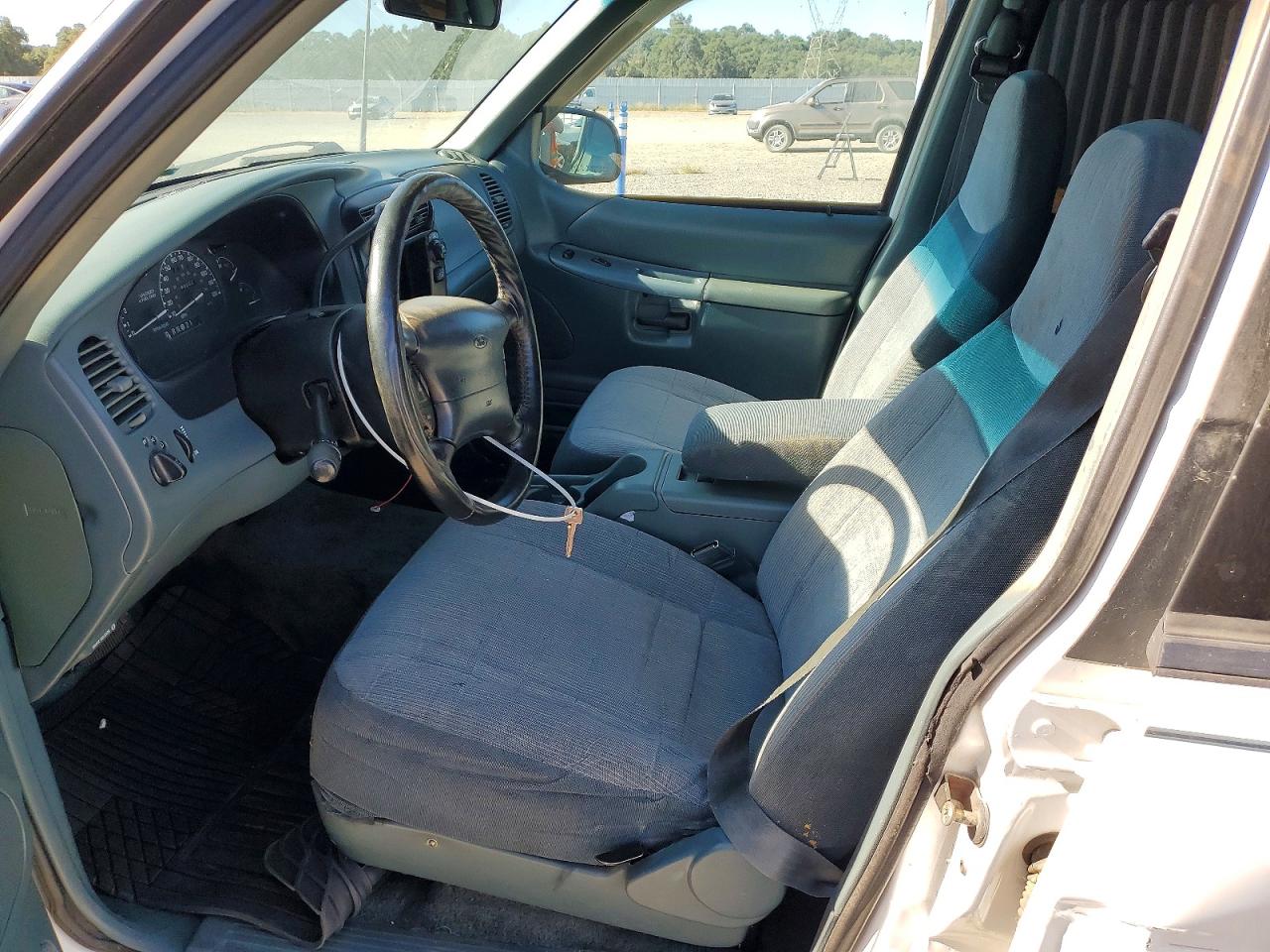 1996 Ford Explorer White vin: 1FMDU34X2TZA58721