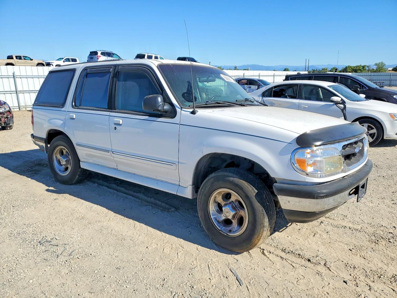 1996 Ford Explorer White vin: 1FMDU34X2TZA58721