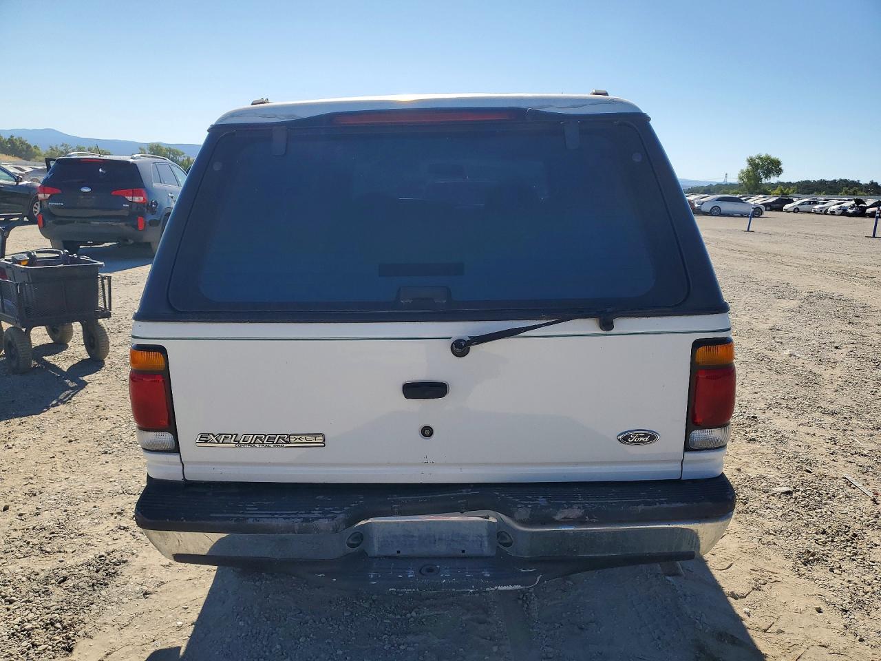 1996 Ford Explorer White vin: 1FMDU34X2TZA58721