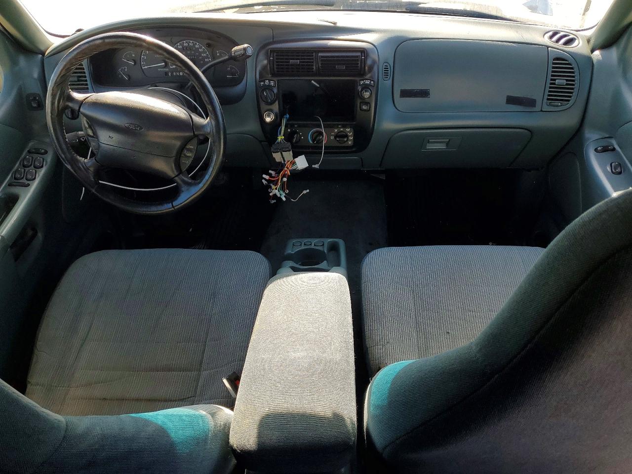 1996 Ford Explorer White vin: 1FMDU34X2TZA58721