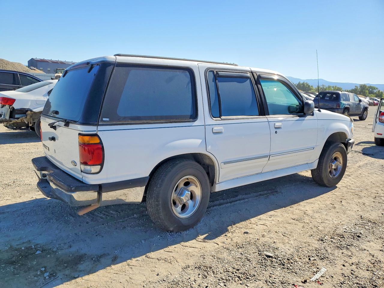 1996 Ford Explorer White vin: 1FMDU34X2TZA58721