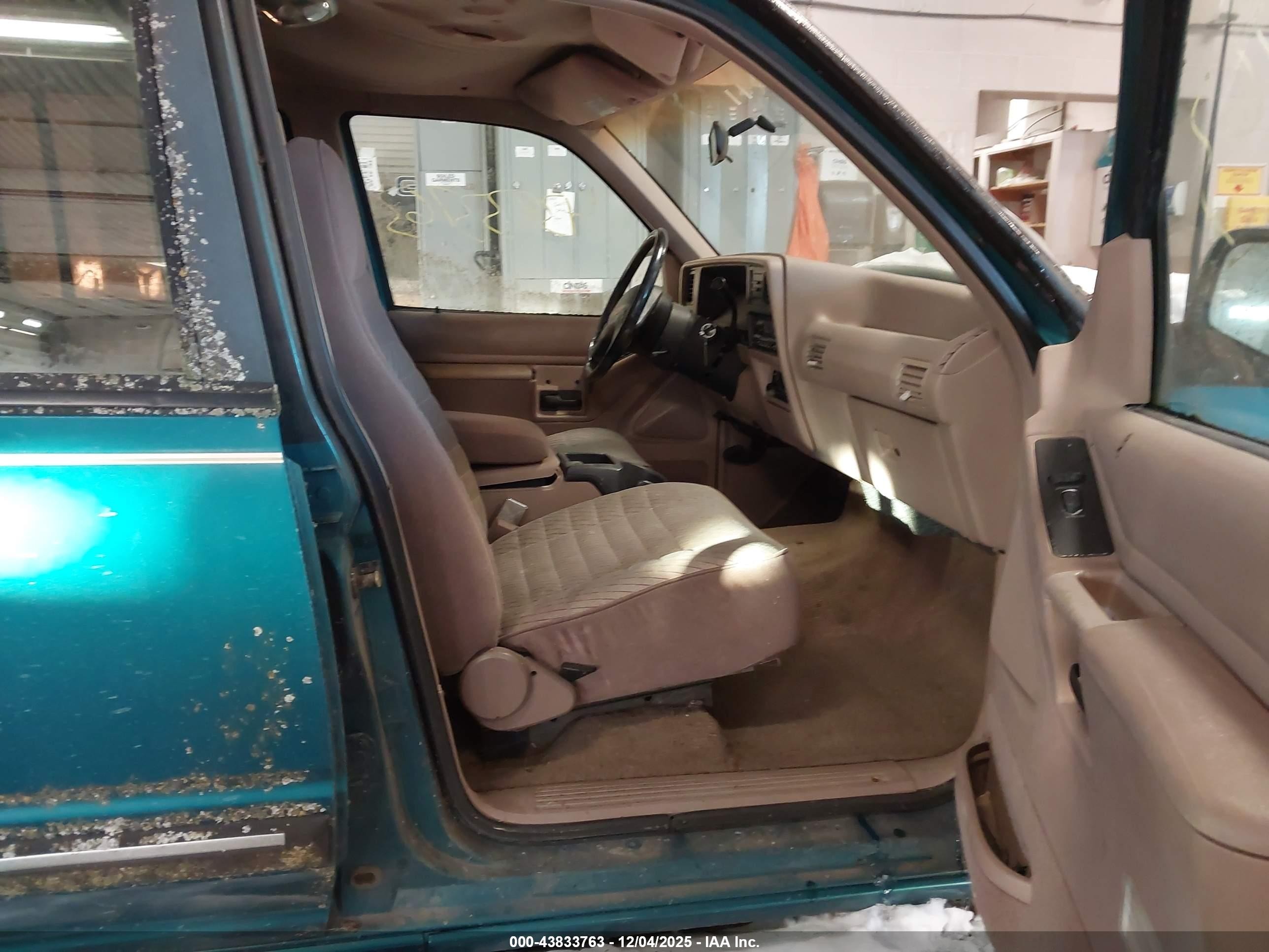 1994 Ford Explorer   Green vin: 1FMDU34X5RUB05567