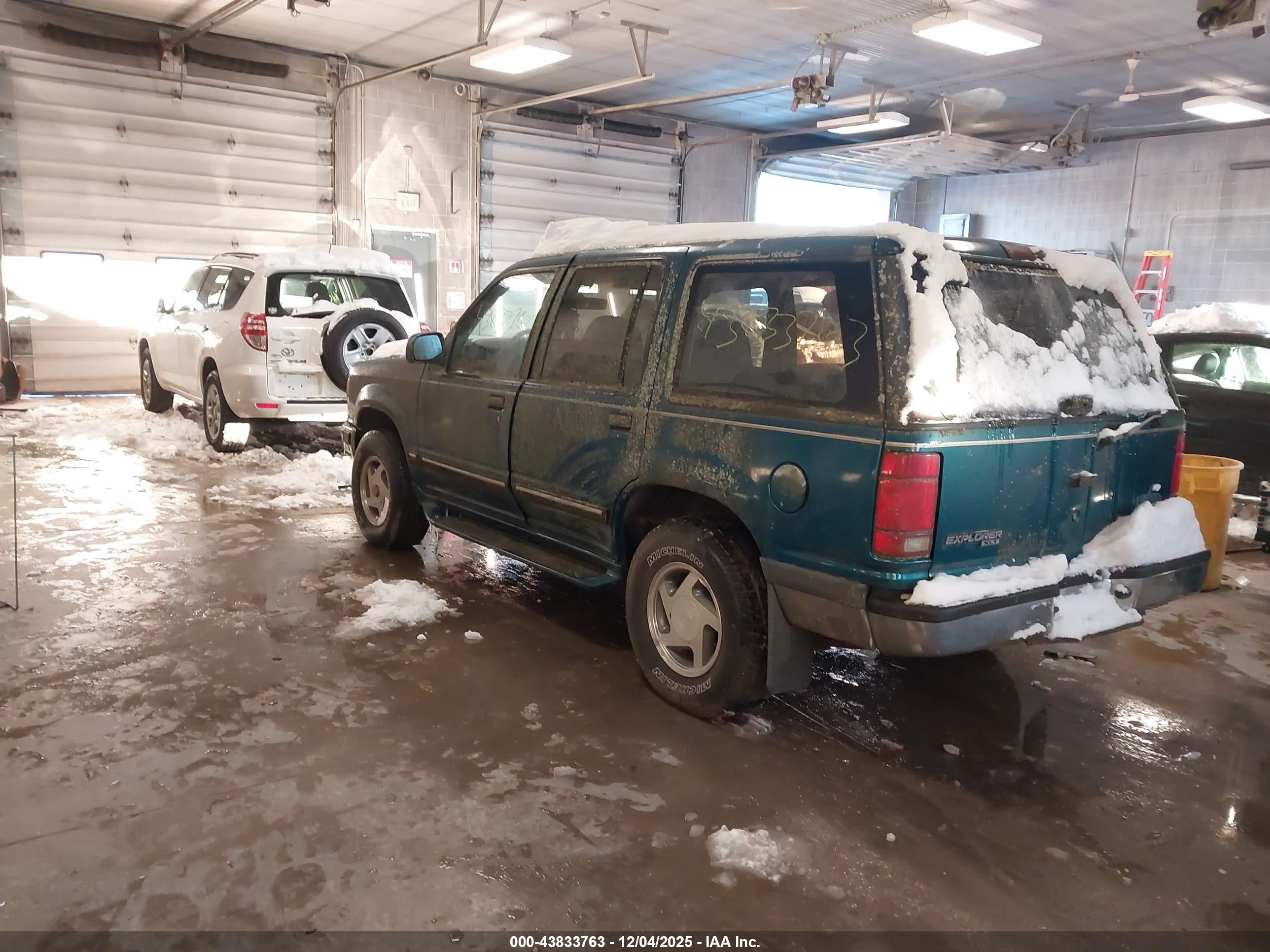 1994 Ford Explorer   Green vin: 1FMDU34X5RUB05567