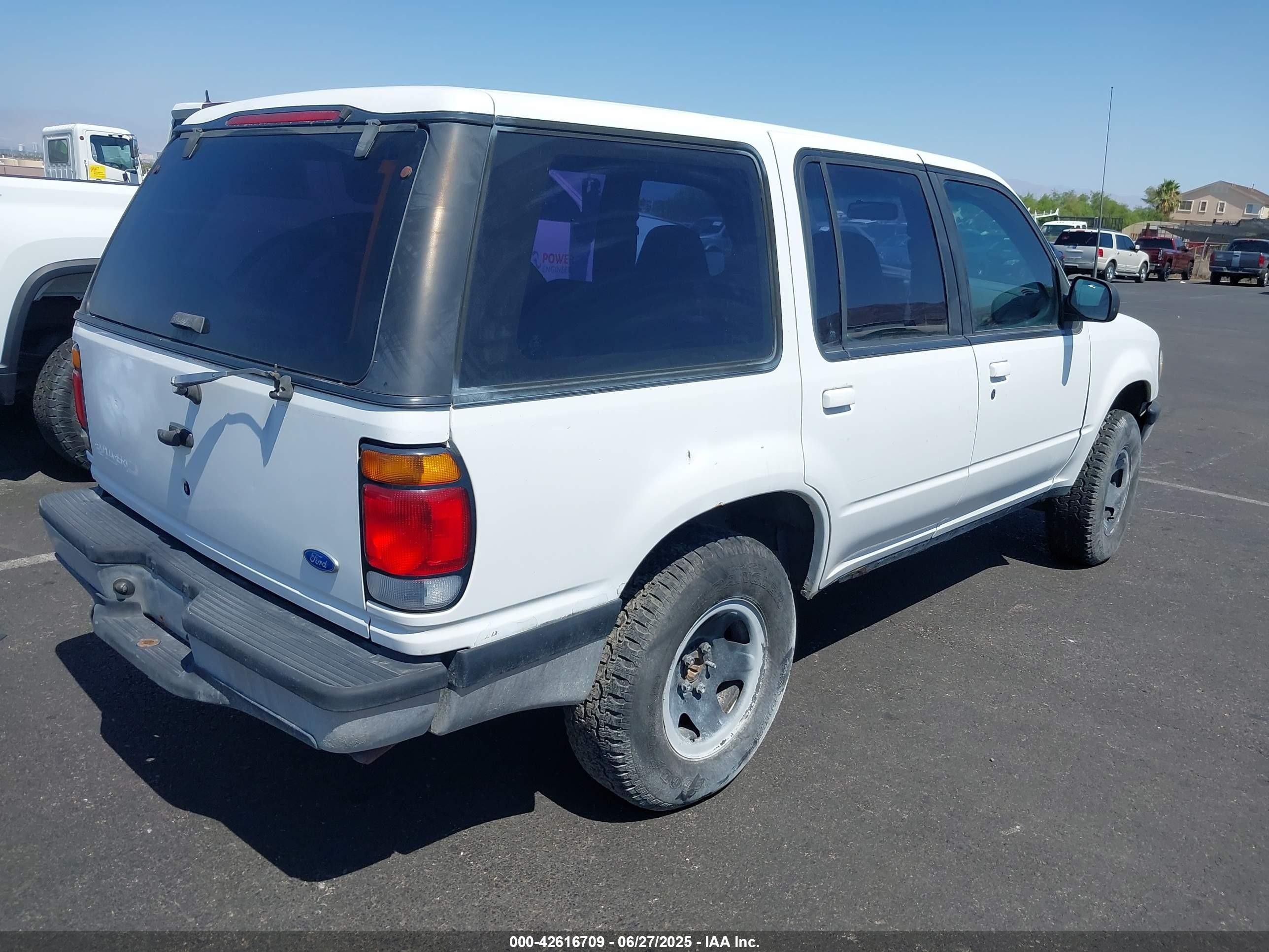 1995 Ford Explorer   White vin: 1FMDU34X5SUA96567