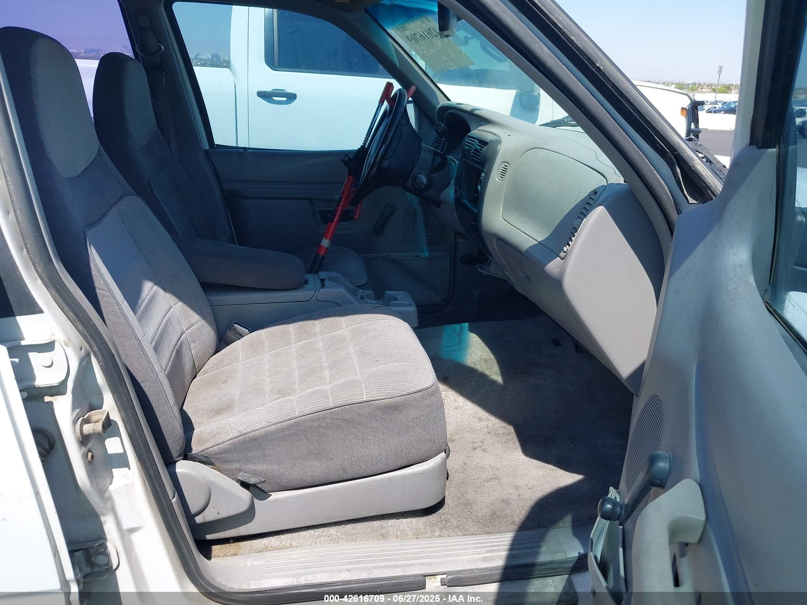 1995 Ford Explorer   White vin: 1FMDU34X5SUA96567