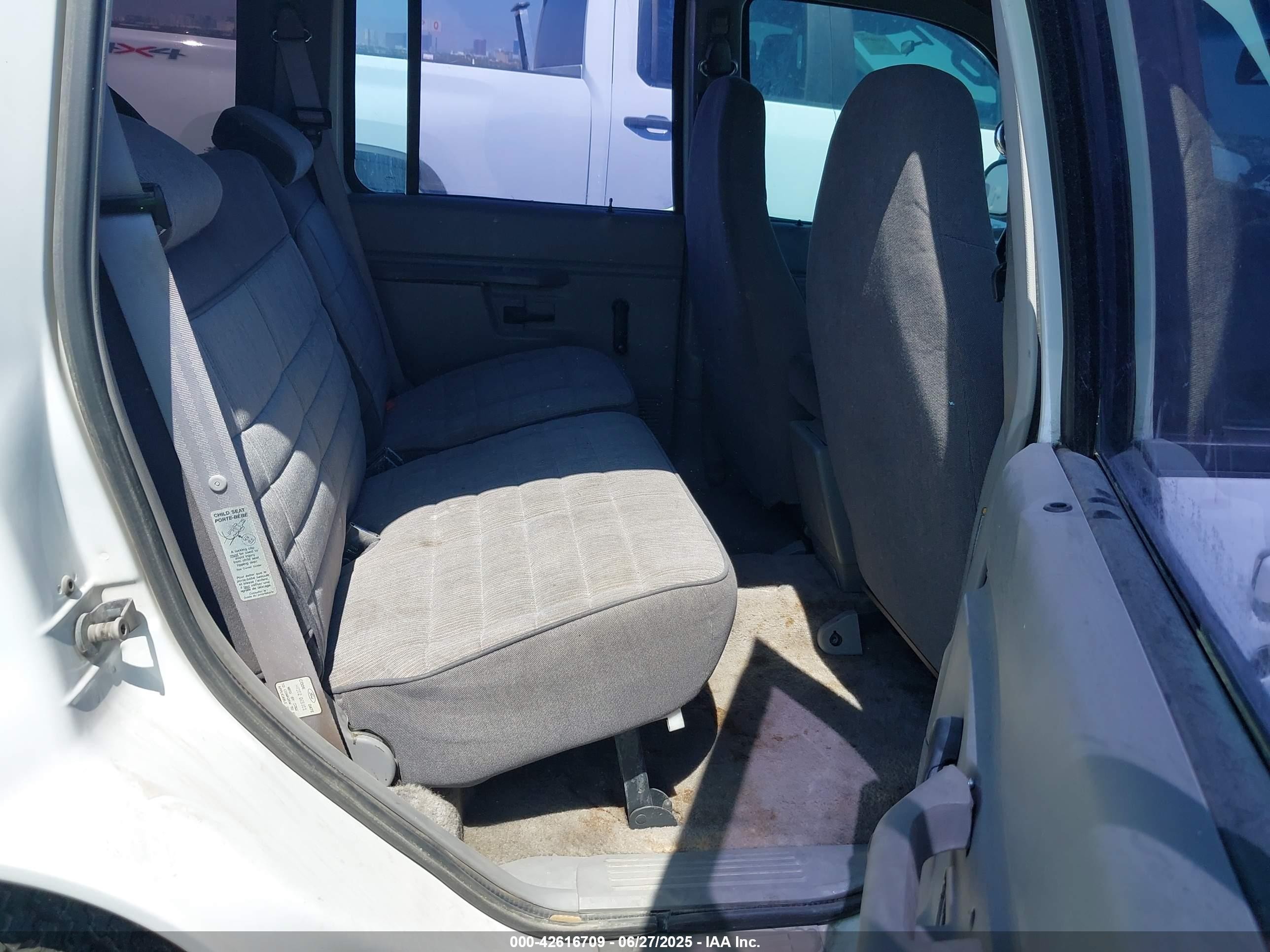 1995 Ford Explorer   White vin: 1FMDU34X5SUA96567