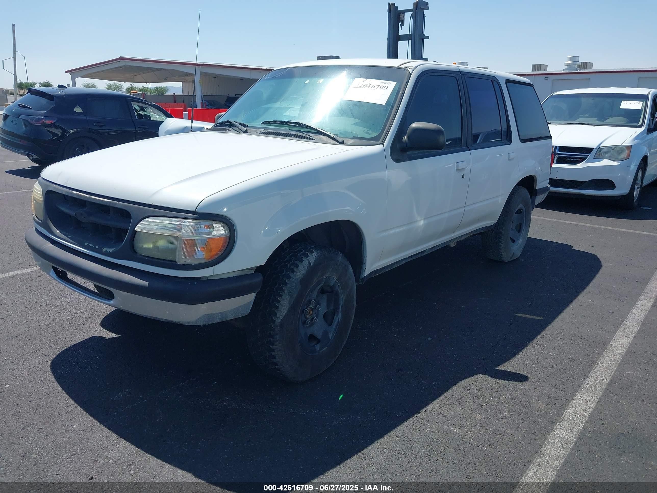 1995 Ford Explorer   White vin: 1FMDU34X5SUA96567