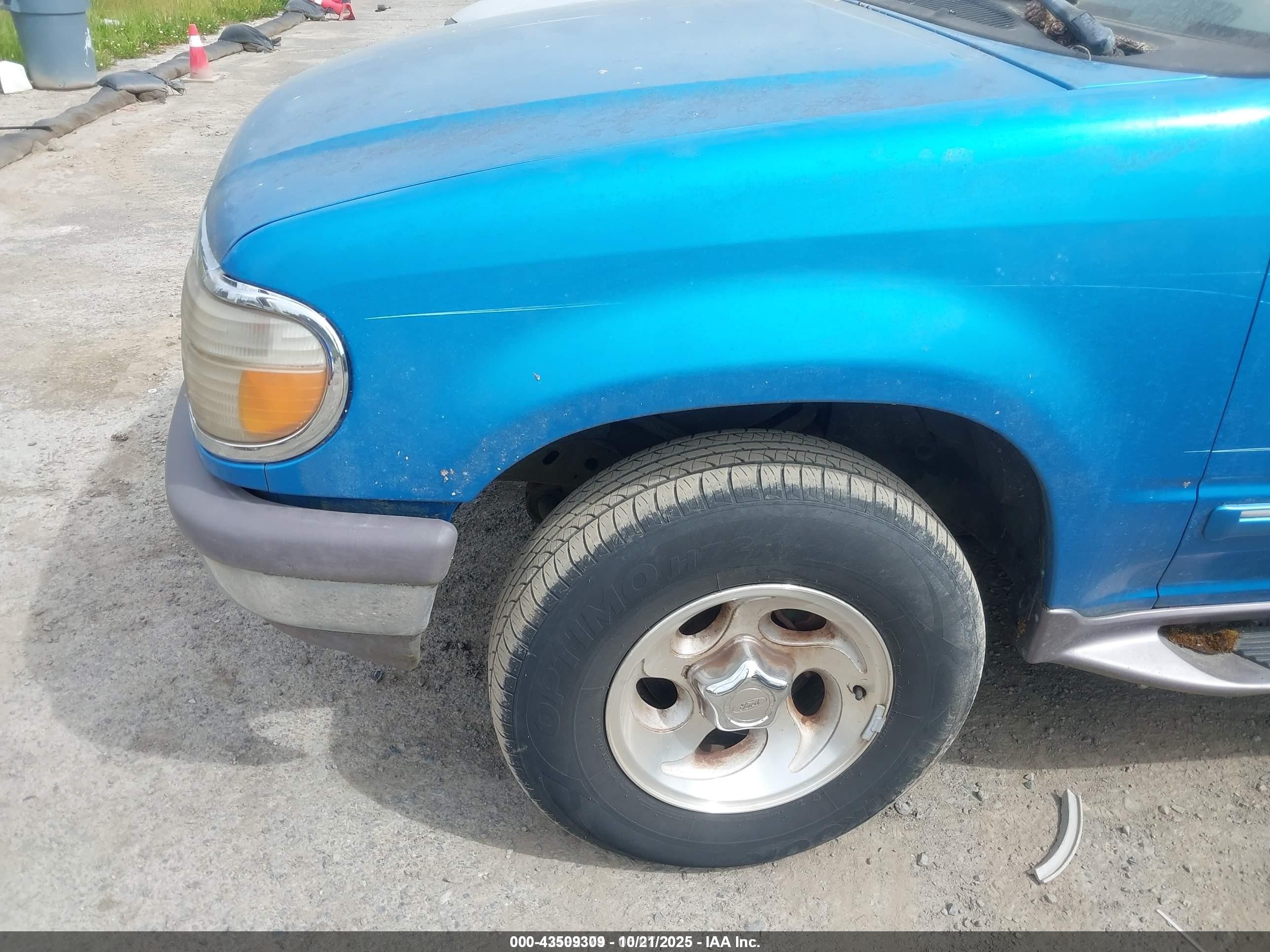 1996 Ford Explorer   Blue vin: 1FMDU34X5TUA26312