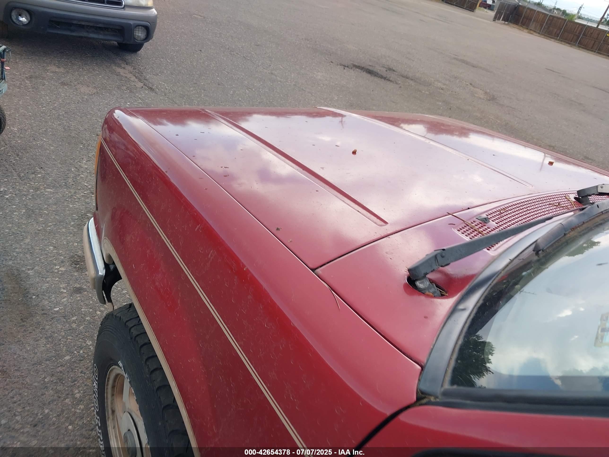 1992 Ford Explorer   Red vin: 1FMDU34X6NUA26726