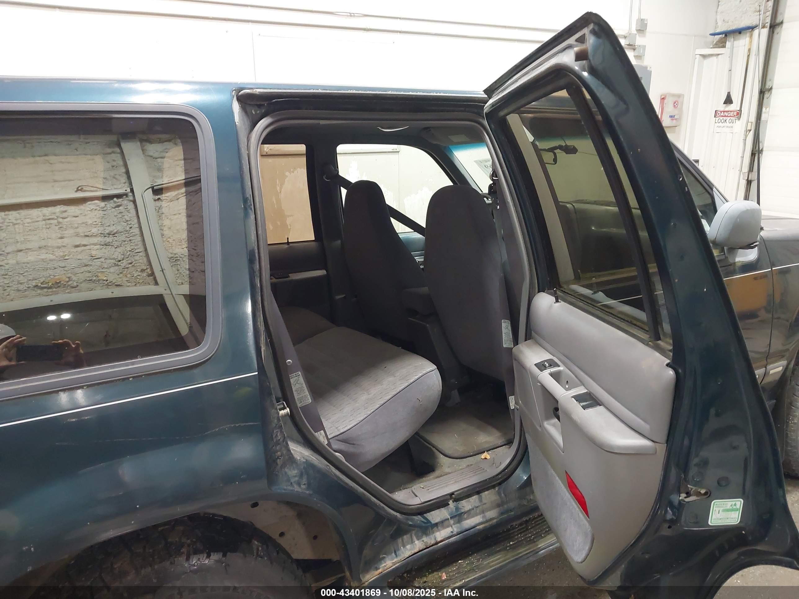 1994 Ford Explorer   Green vin: 1FMDU34X6RUC66042