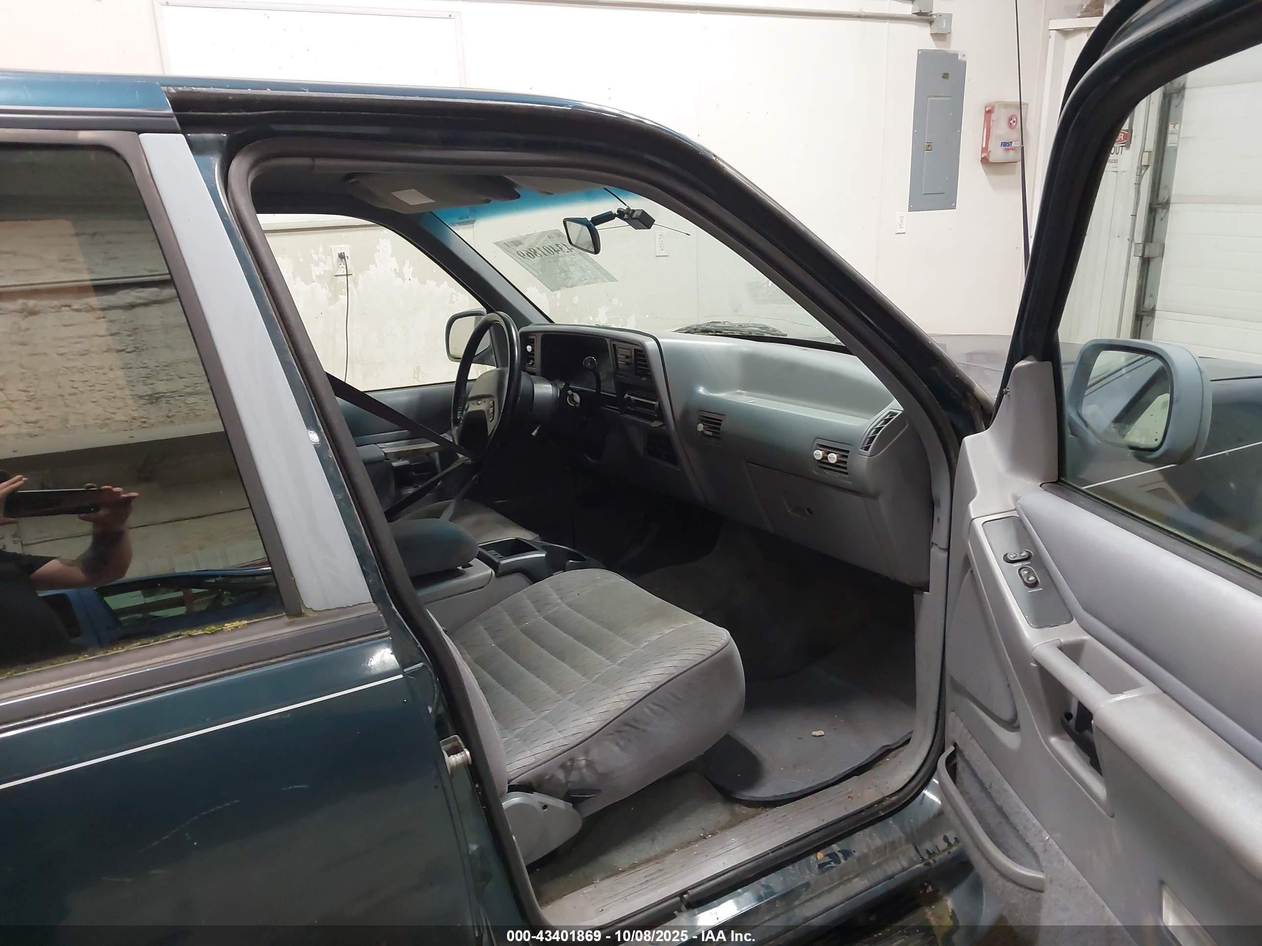 1994 Ford Explorer   Green vin: 1FMDU34X6RUC66042
