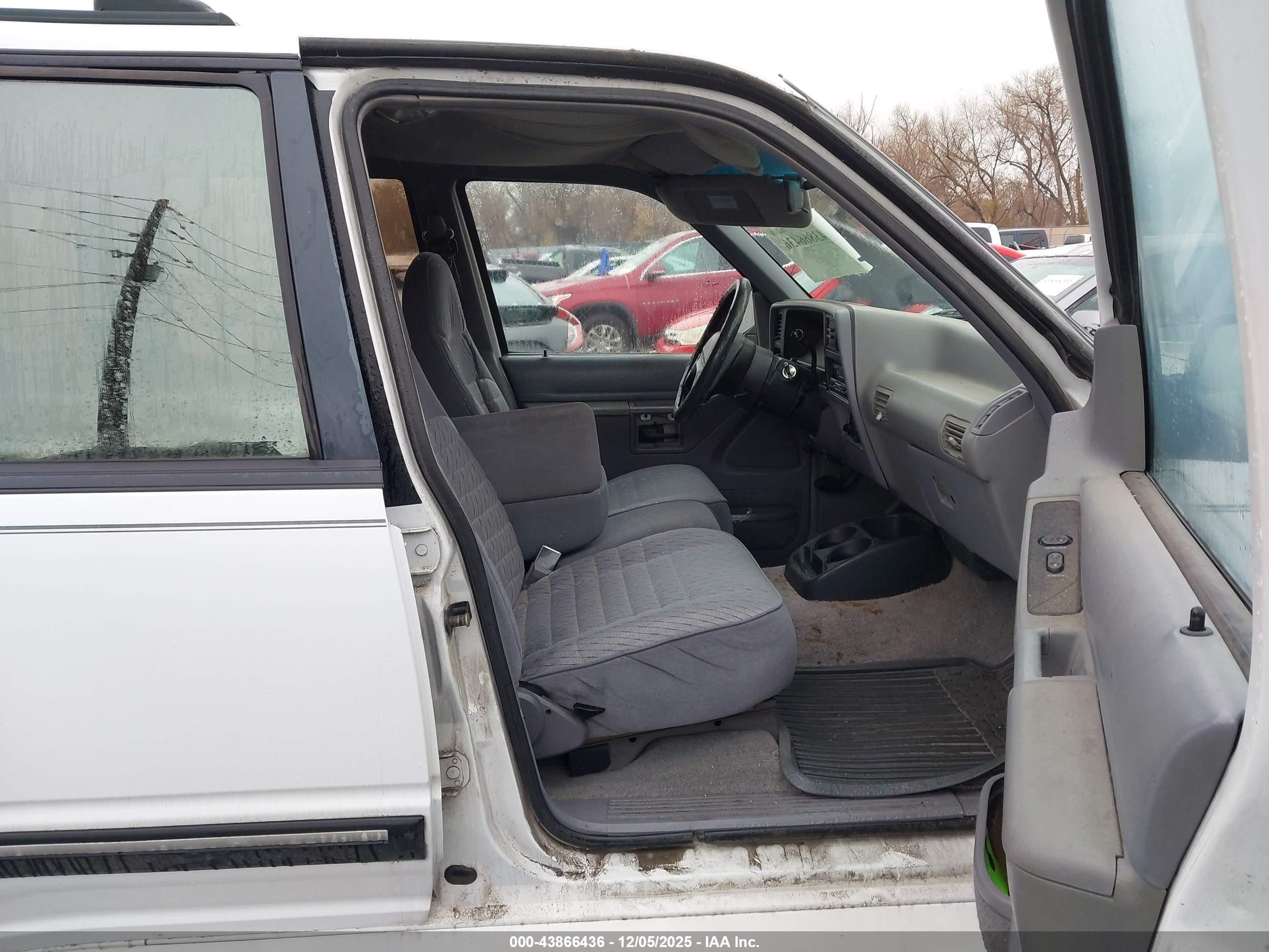 1994 Ford Explorer   White vin: 1FMDU34X6RUE80979