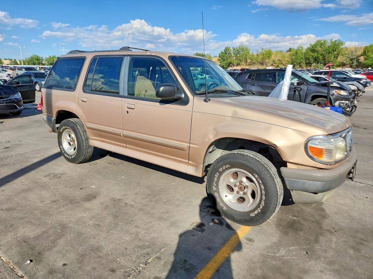 1996 Ford Explorer Gold vin: 1FMDU34X6TUA17053