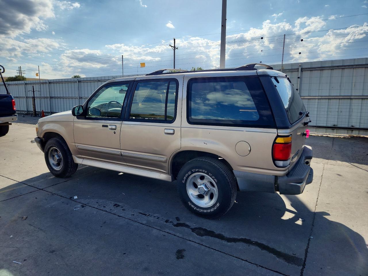 1996 Ford Explorer Gold vin: 1FMDU34X6TUA17053