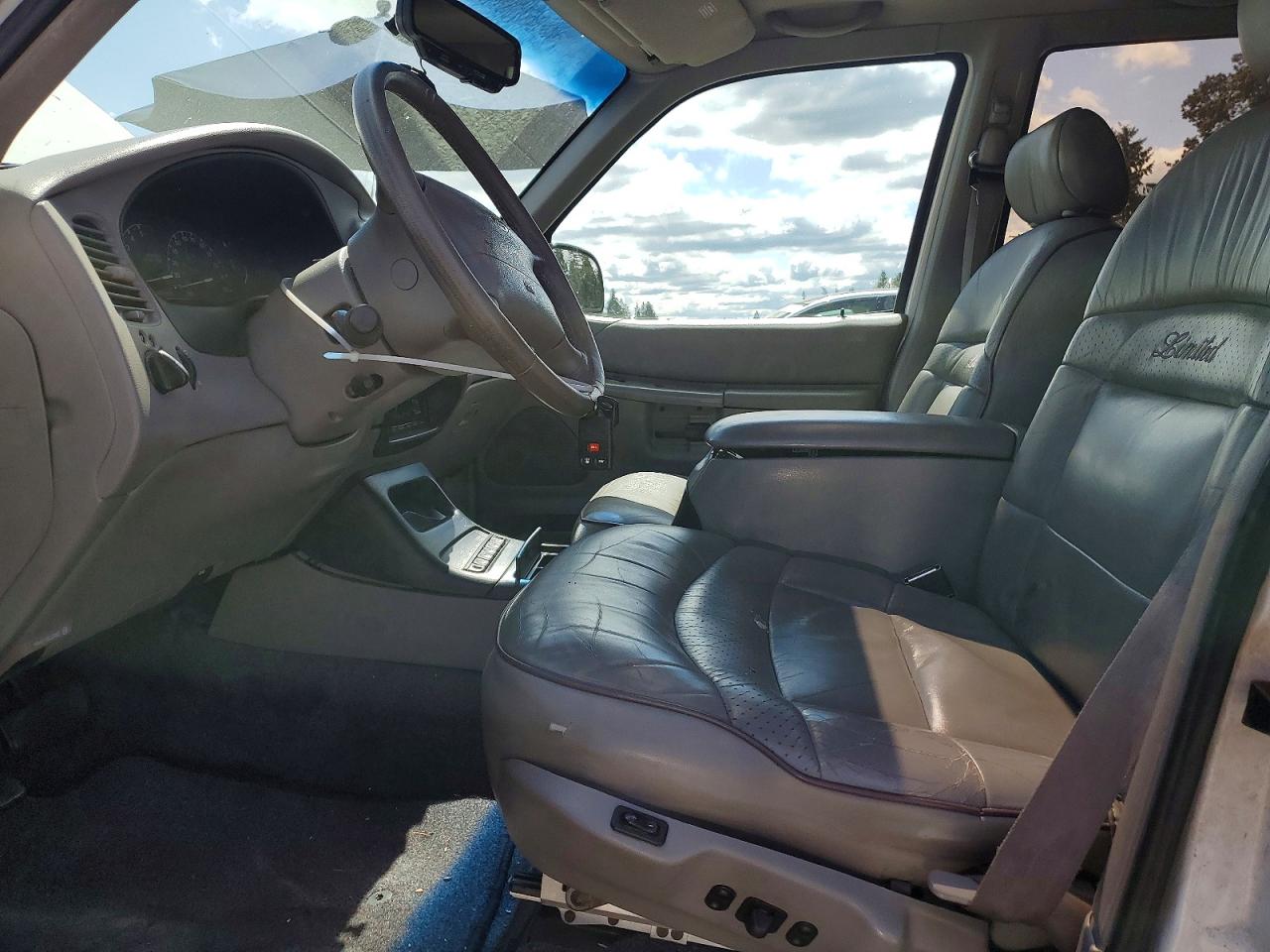 1995 Ford Explorer White vin: 1FMDU34X8SZB91160