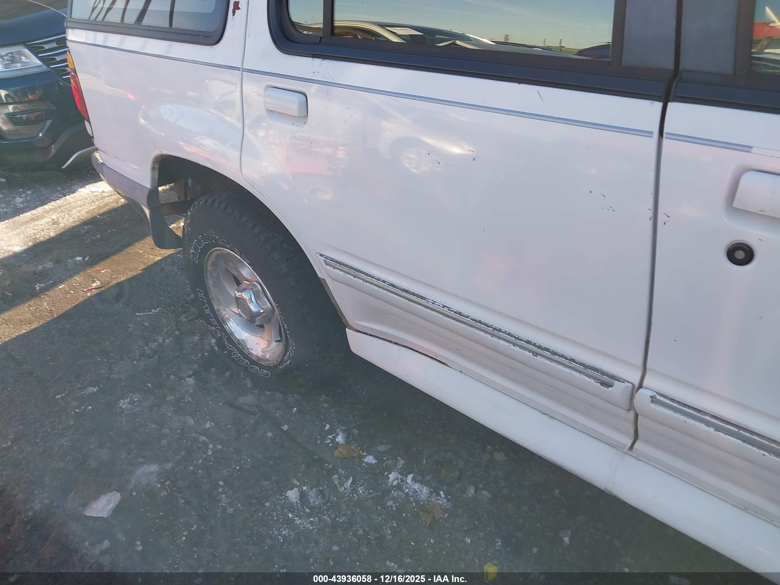 1996 Ford Explorer   White vin: 1FMDU34X8TUD85153