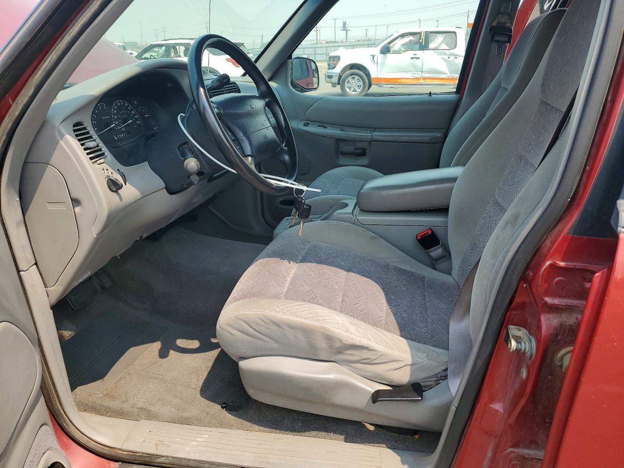 1999 Ford Explorer Maroon vin: 1FMDU34X8XZB06194