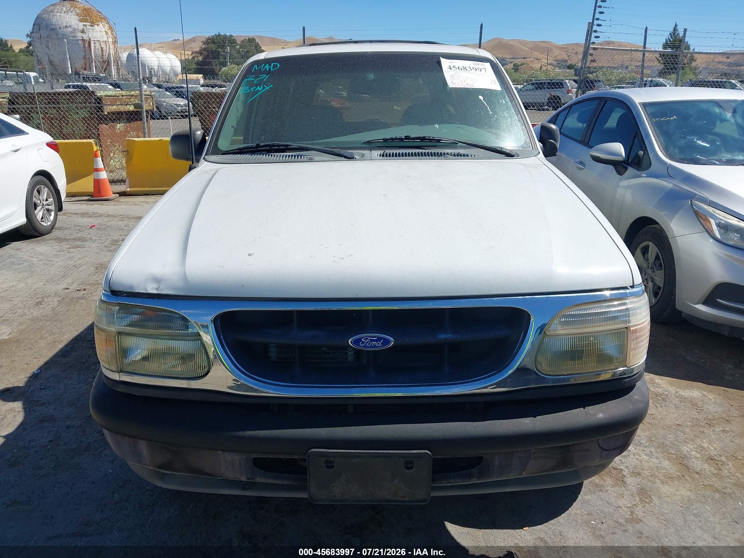 1997 Ford Explorer   Белый vin: 1FMDU35P4VZB10075
