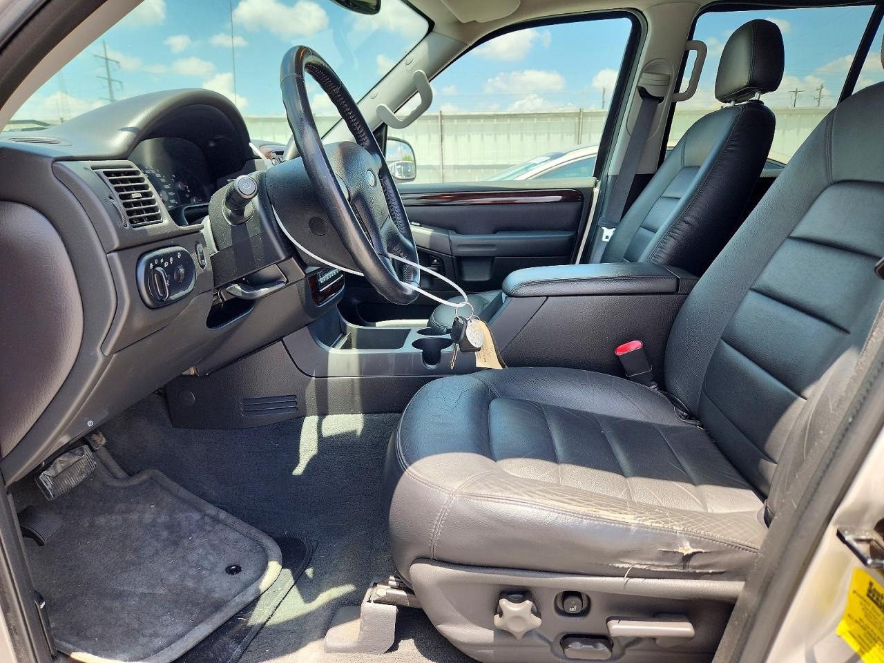 2004 Ford Explorer Limited Серебряный vin: 1FMDU65K84UA31140