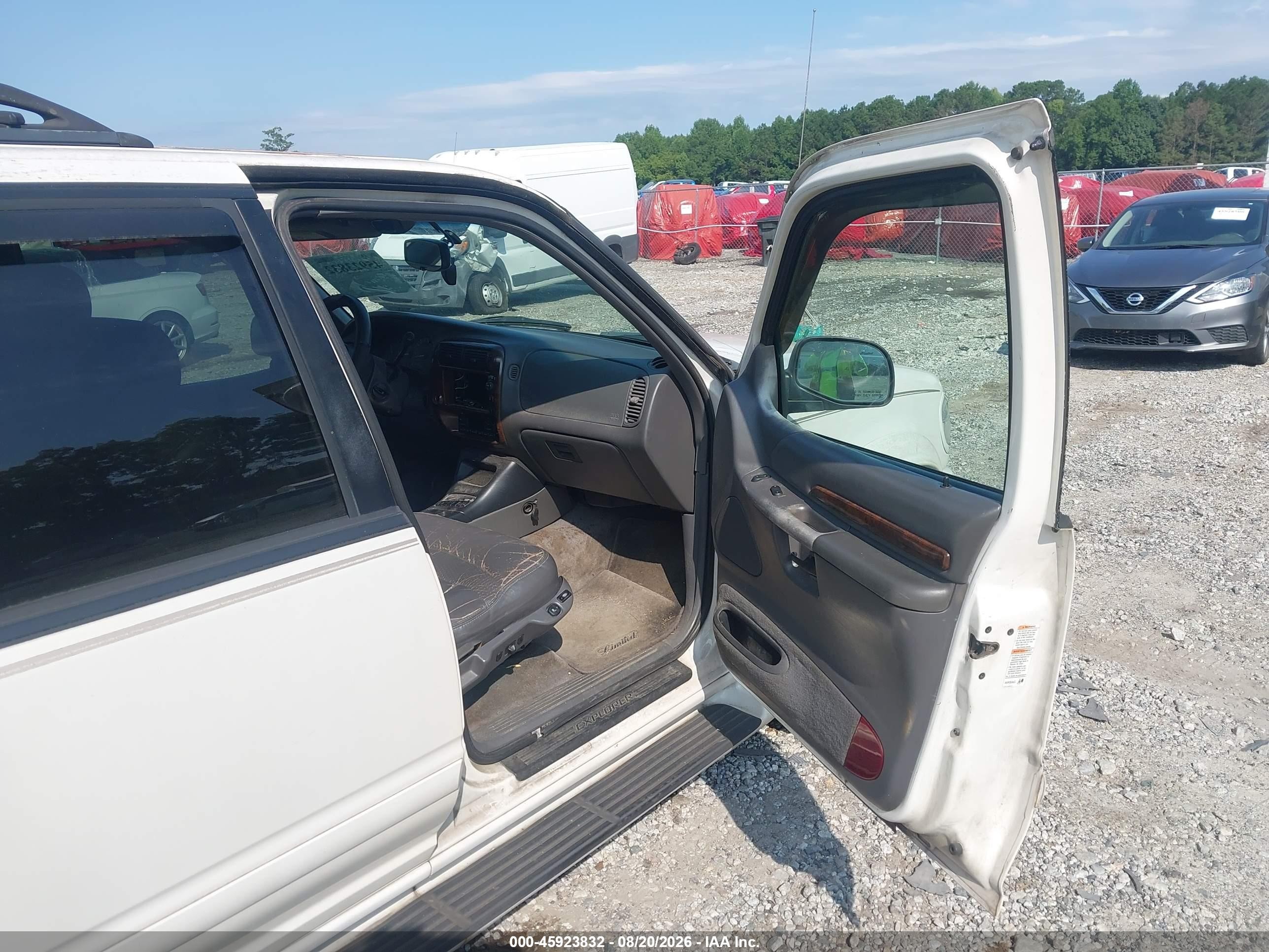 2000 Ford Explorer Limited White vin: 1FMDU65P5YZB29093