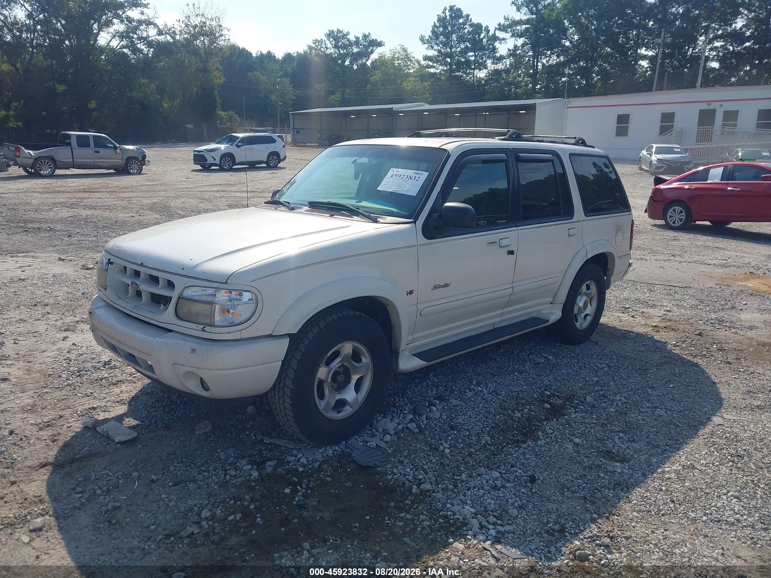 2000 Ford Explorer Limited White vin: 1FMDU65P5YZB29093