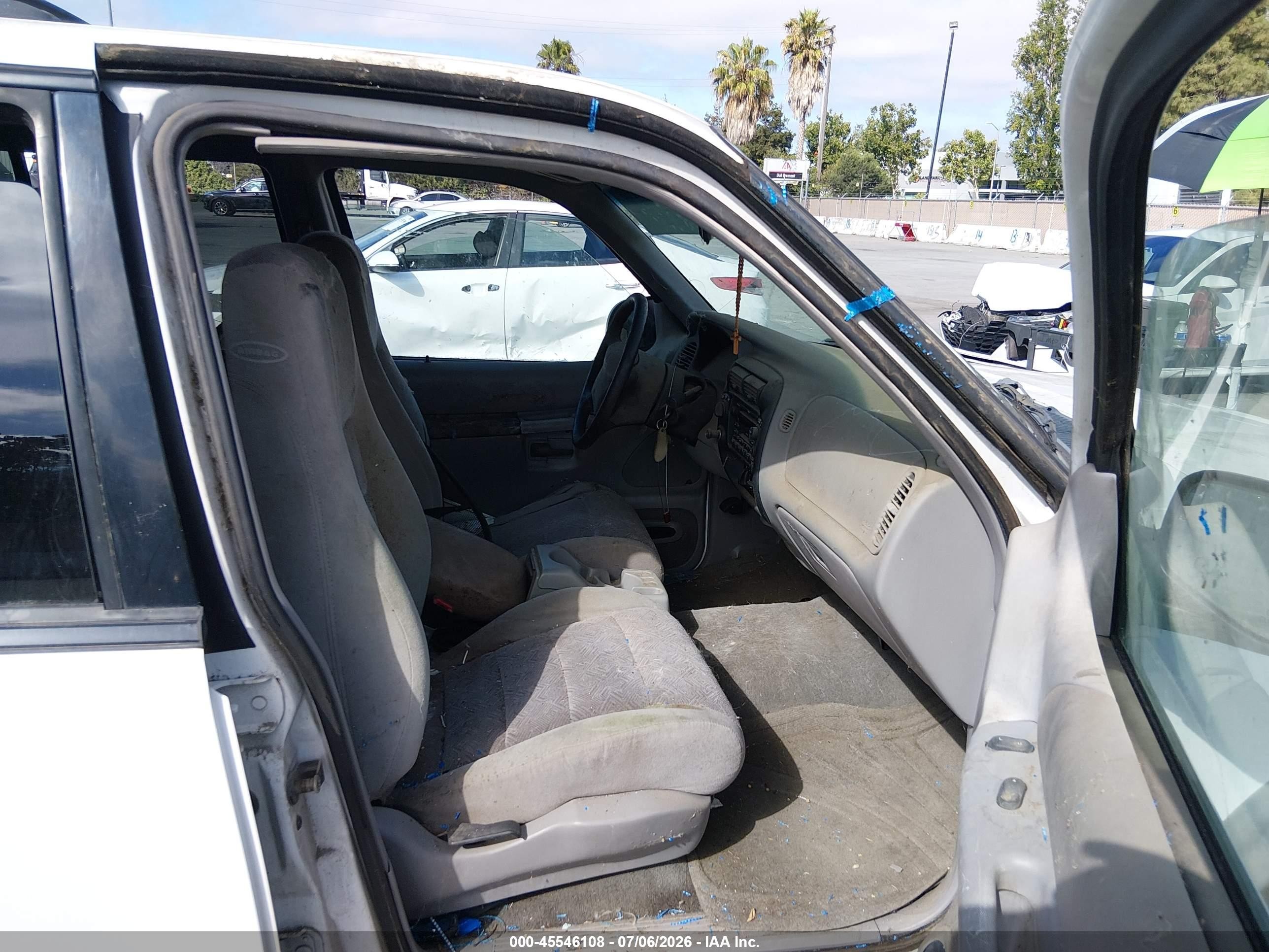 2000 Ford Explorer Xls White vin: 1FMDU72X4YUB48757