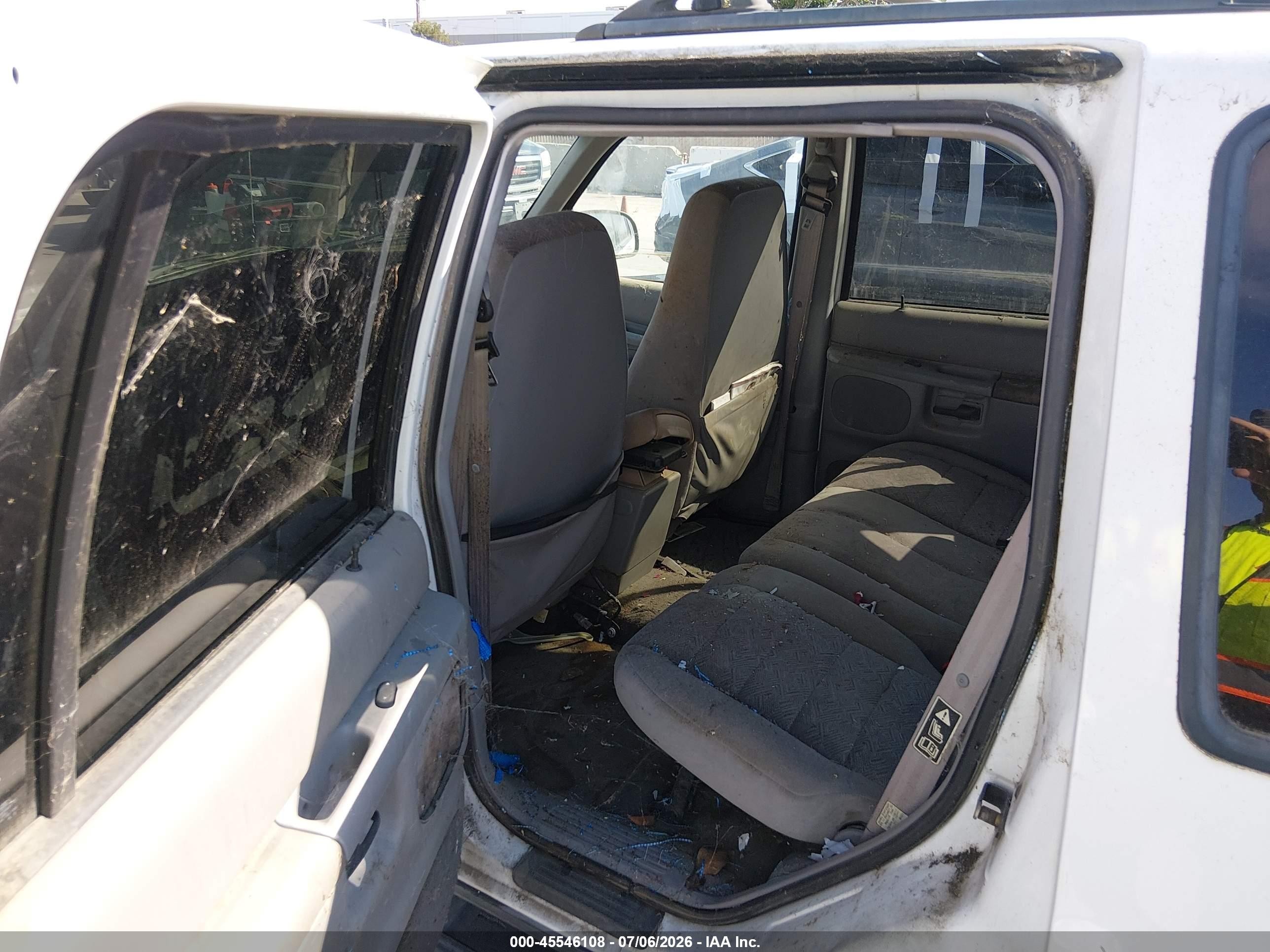 2000 Ford Explorer Xls White vin: 1FMDU72X4YUB48757