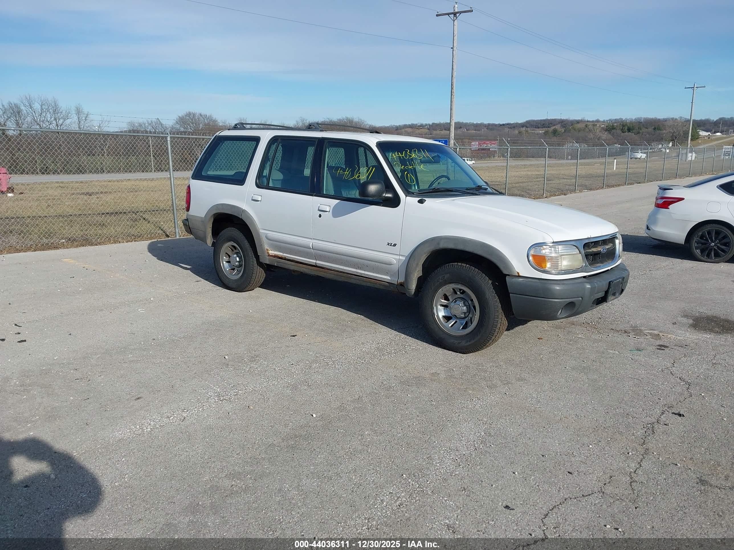 2000 Ford Explorer Xls White vin: 1FMDU72X9YUA61520