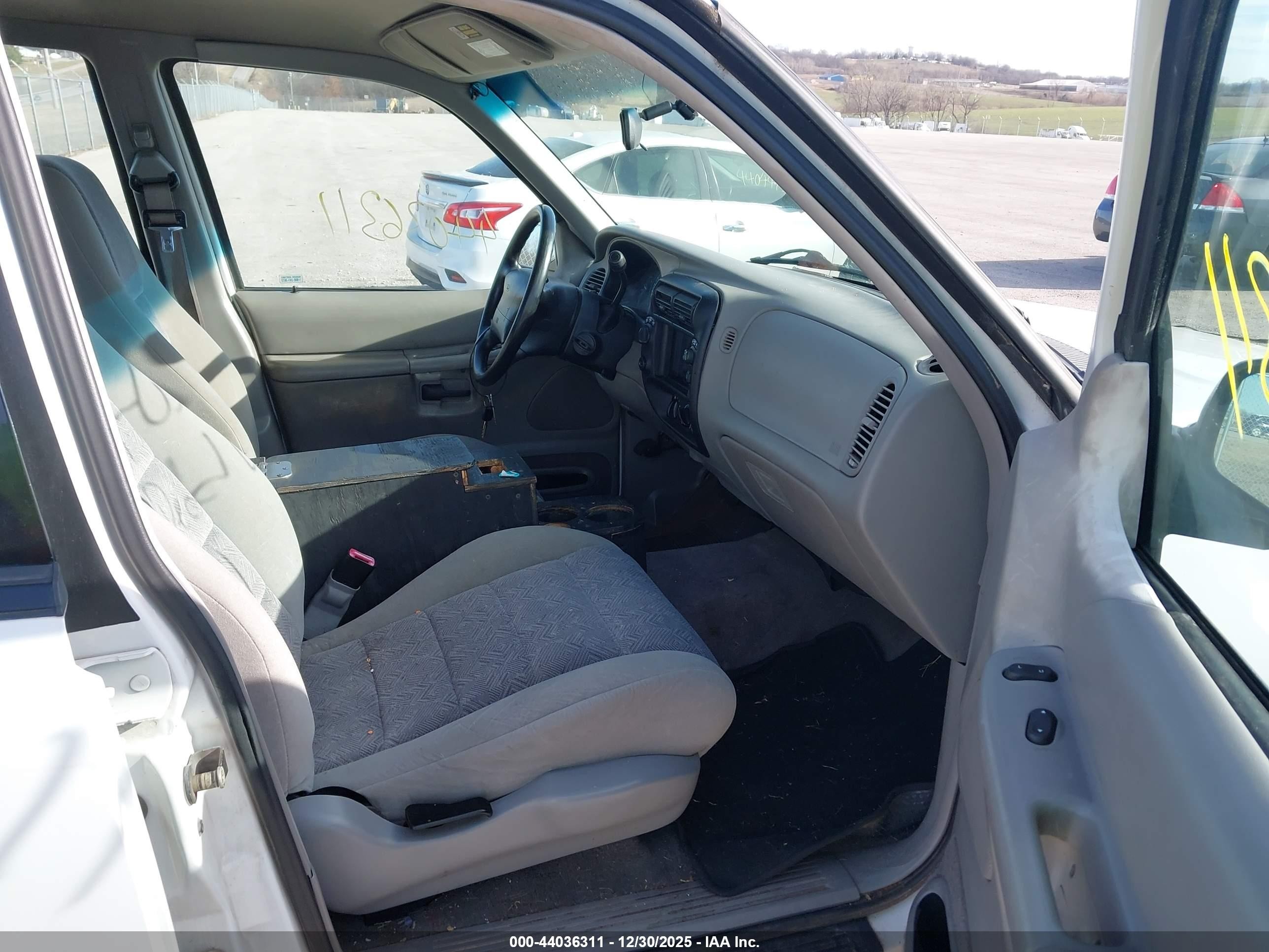 2000 Ford Explorer Xls White vin: 1FMDU72X9YUA61520