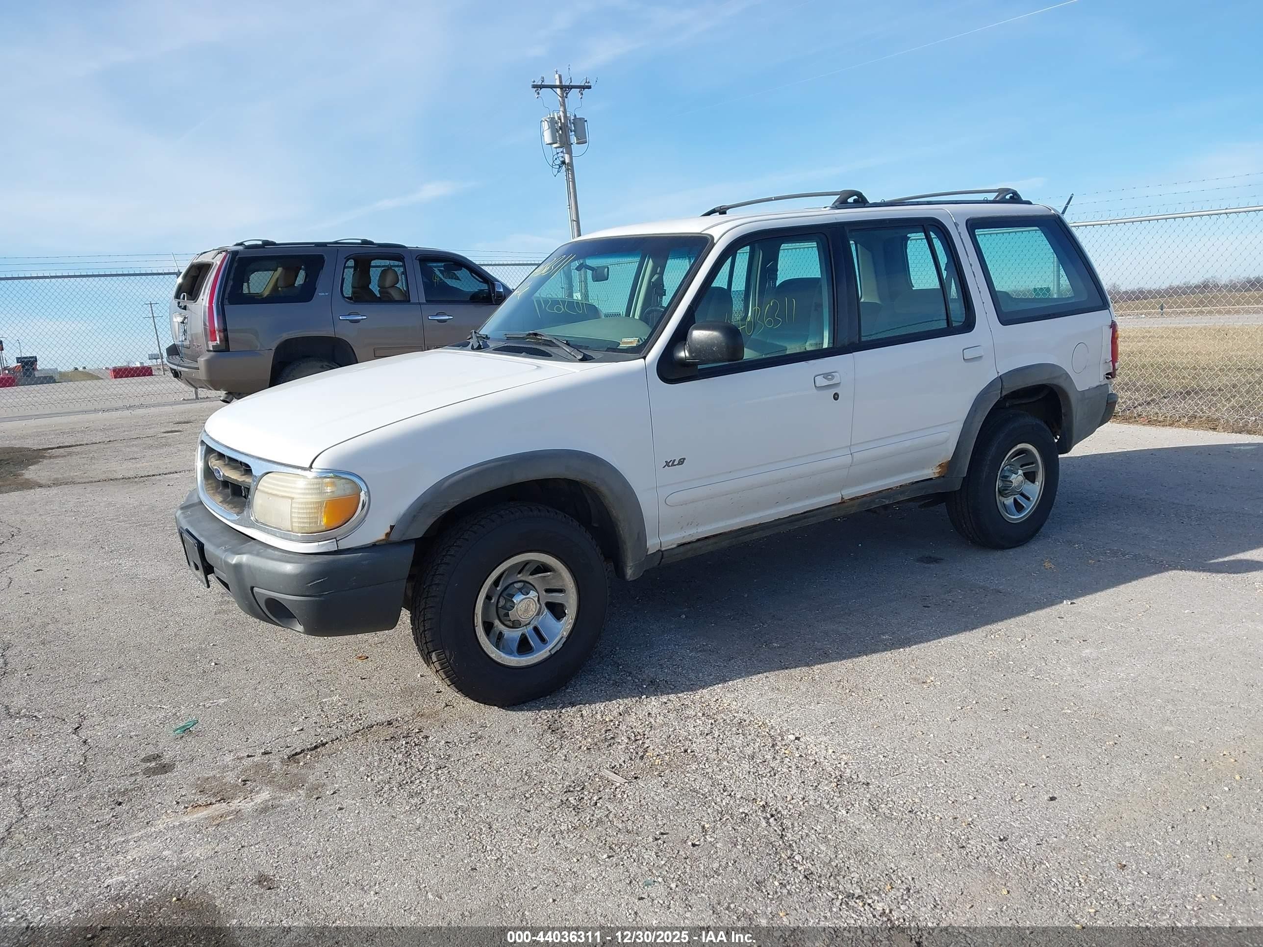 2000 Ford Explorer Xls White vin: 1FMDU72X9YUA61520
