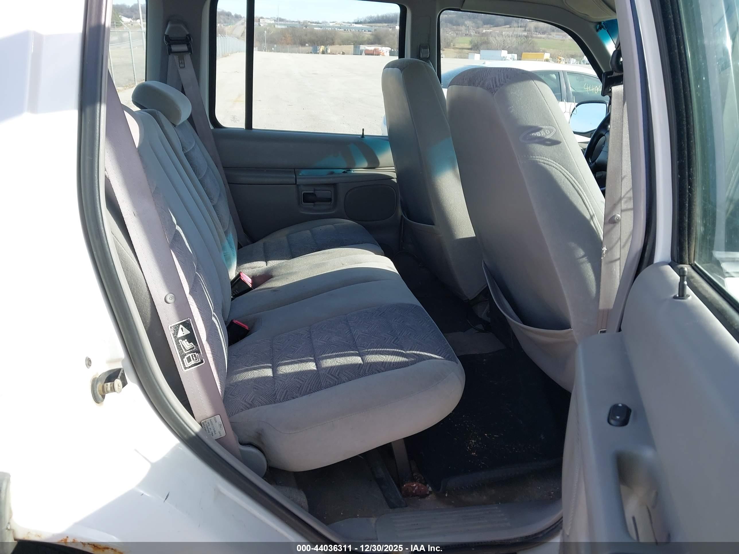 2000 Ford Explorer Xls White vin: 1FMDU72X9YUA61520