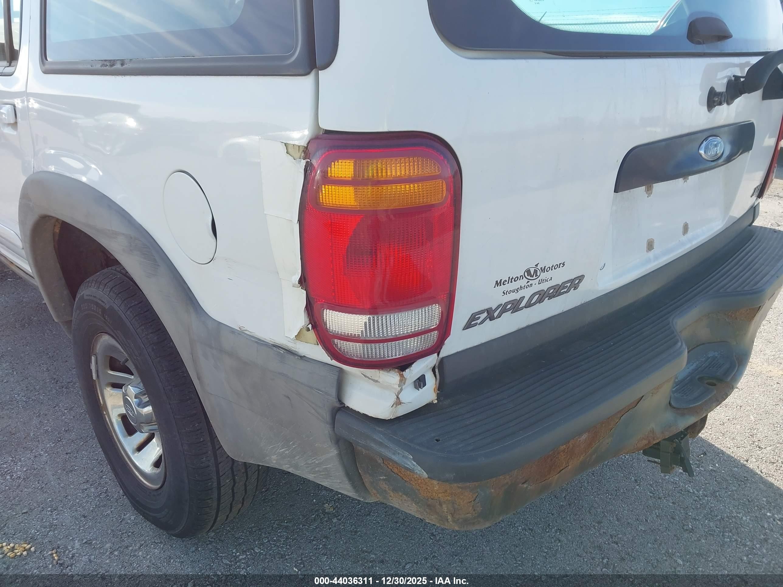 2000 Ford Explorer Xls White vin: 1FMDU72X9YUA61520