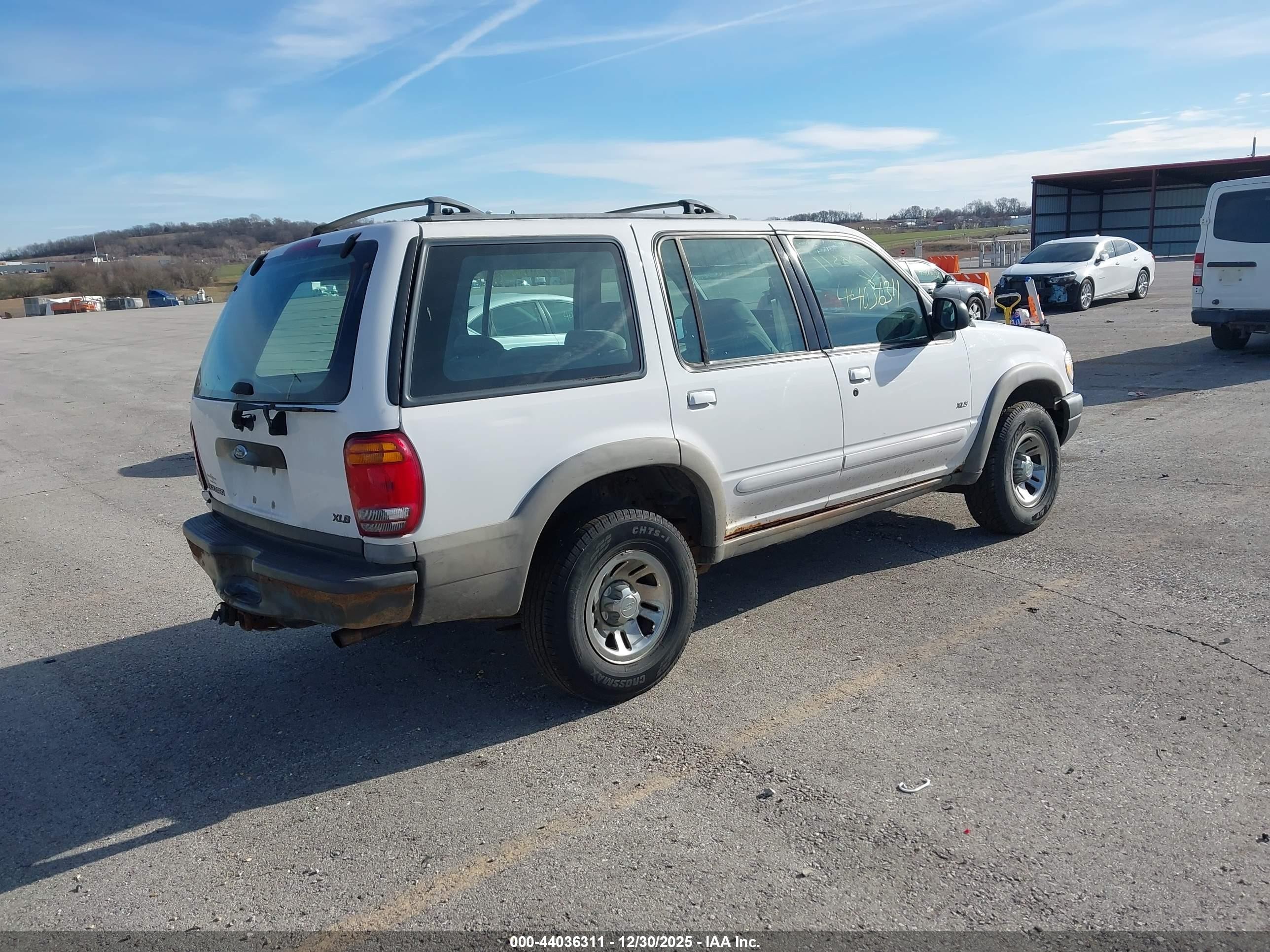 2000 Ford Explorer Xls White vin: 1FMDU72X9YUA61520