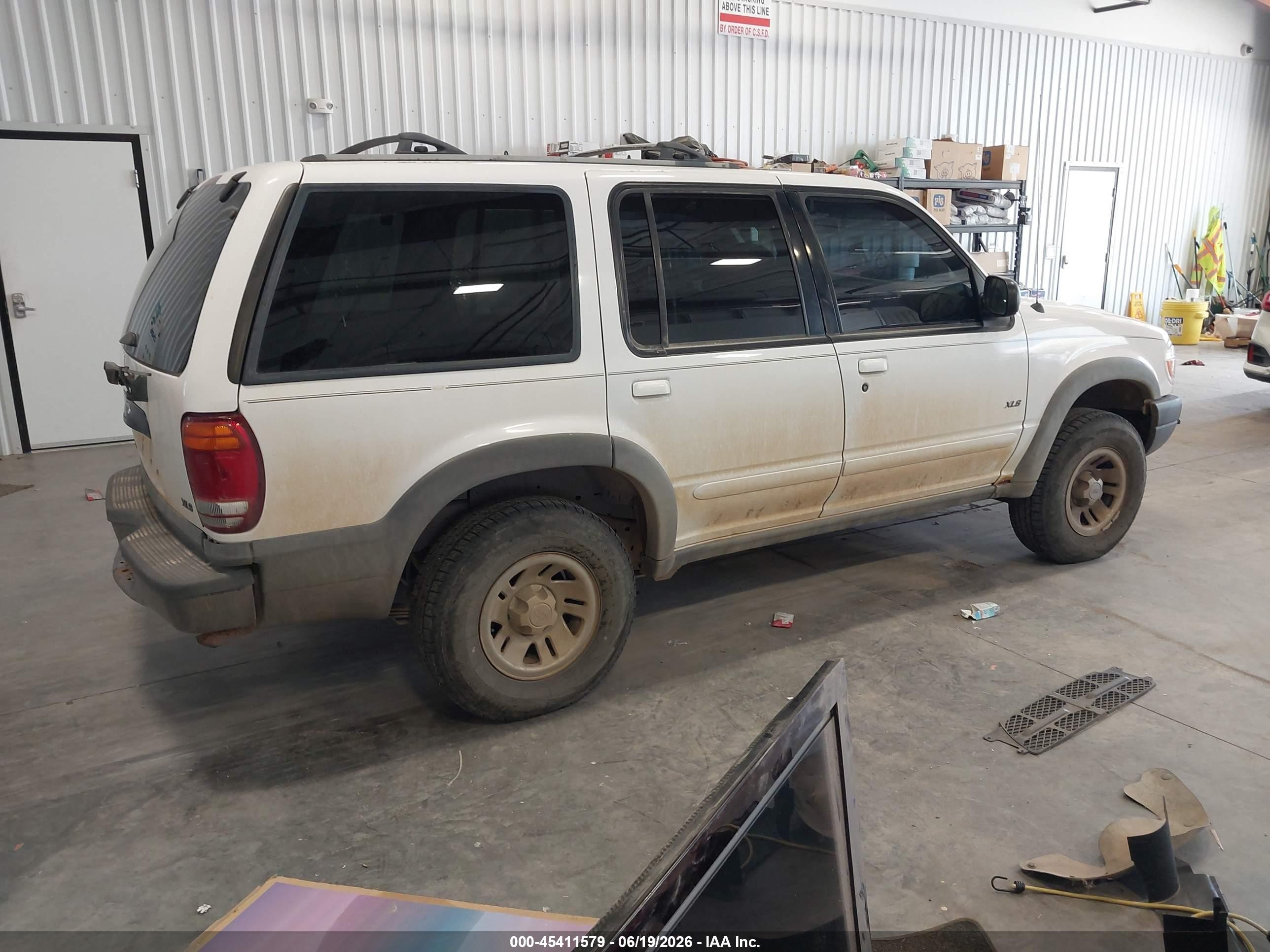 2000 Ford Explorer Xls White vin: 1FMDU72X9YUB64727