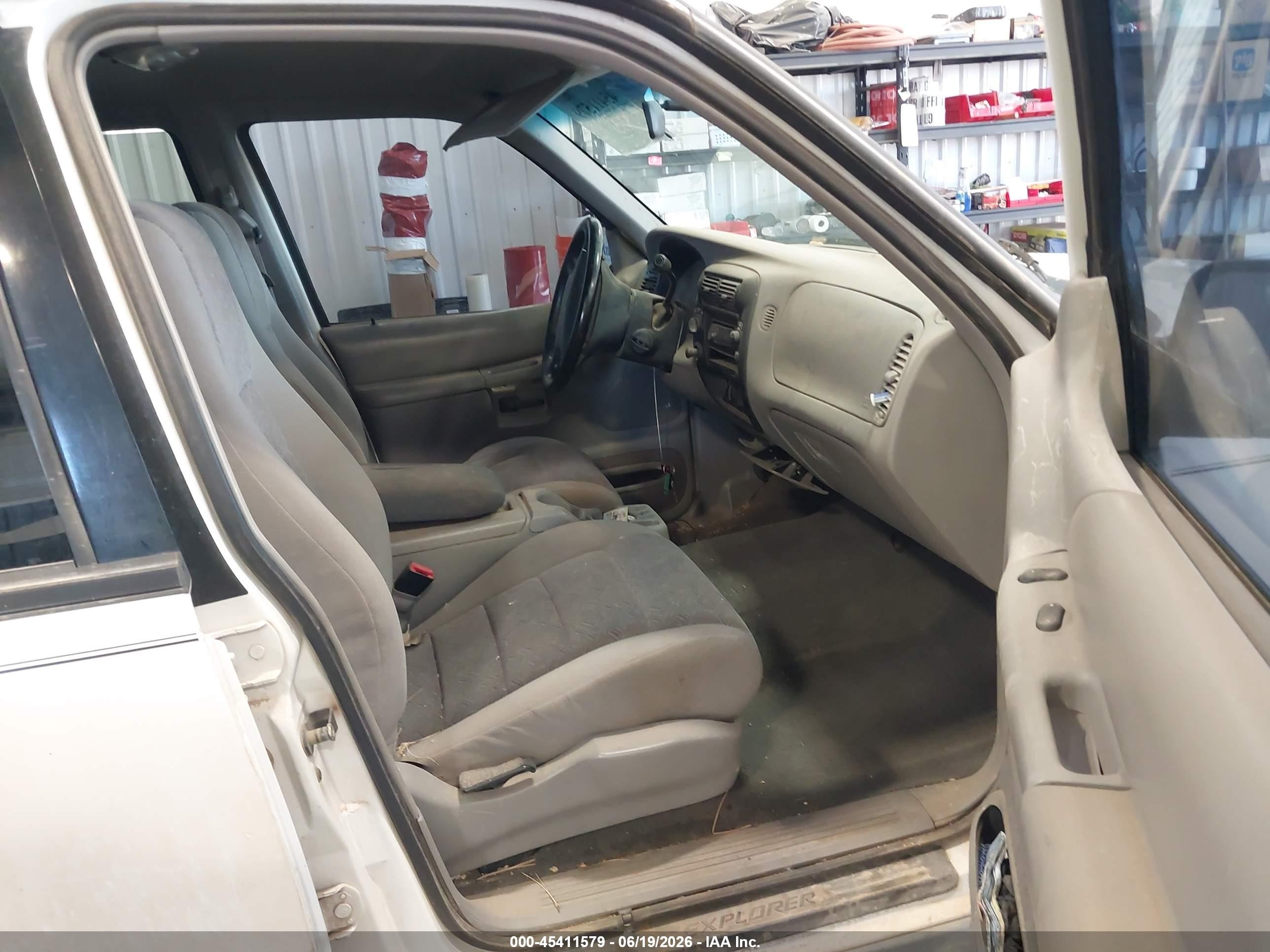 2000 Ford Explorer Xls White vin: 1FMDU72X9YUB64727
