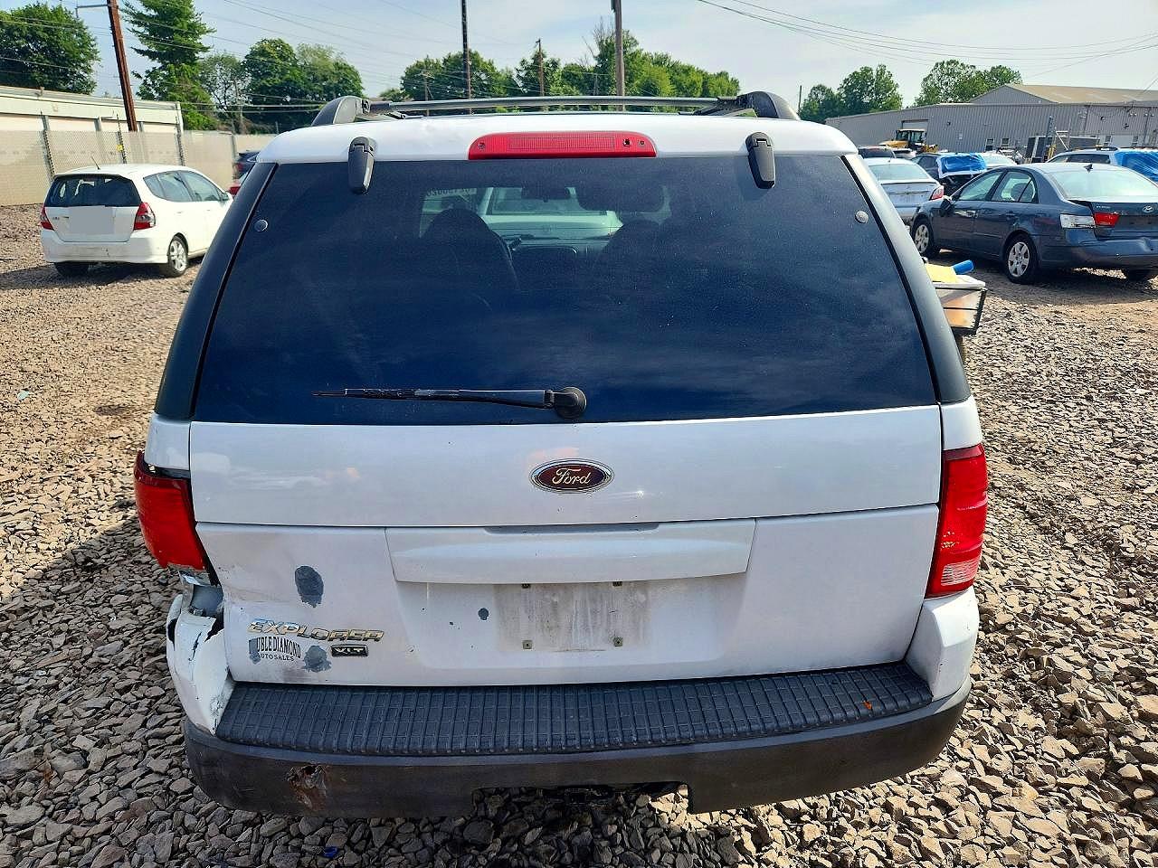 2002 Ford Explorer Xlt White vin: 1FMDU73E02UC27184