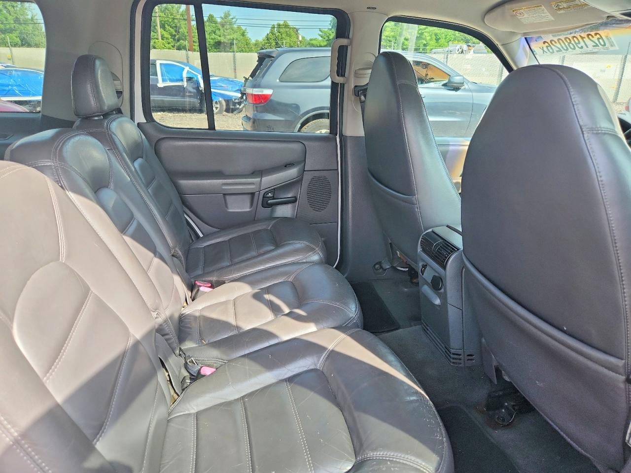 2002 Ford Explorer Xlt White vin: 1FMDU73E02UC27184