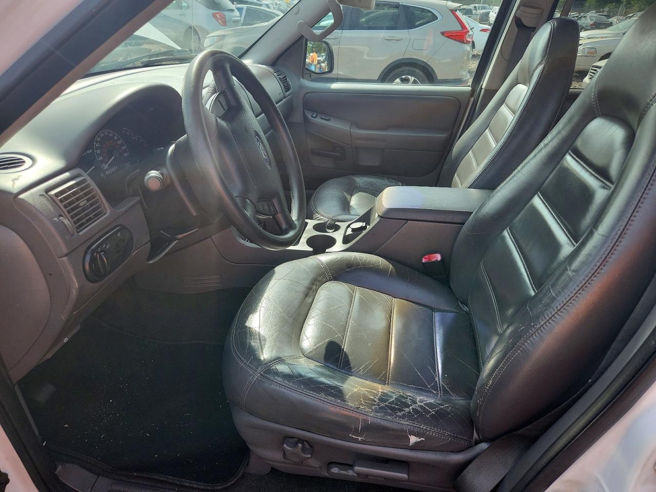 2002 Ford Explorer Xlt White vin: 1FMDU73E02UC27184