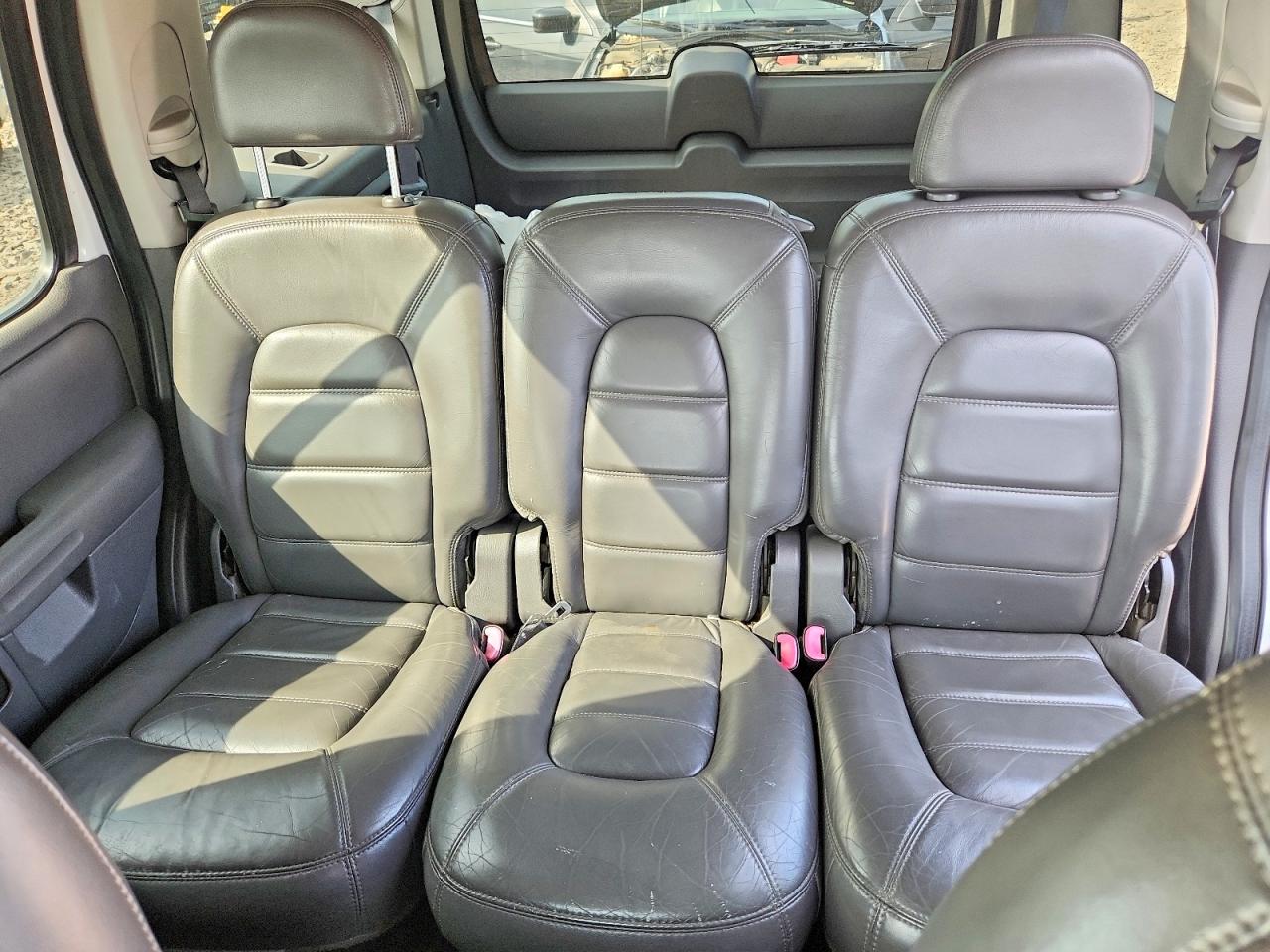 2002 Ford Explorer Xlt White vin: 1FMDU73E02UC27184