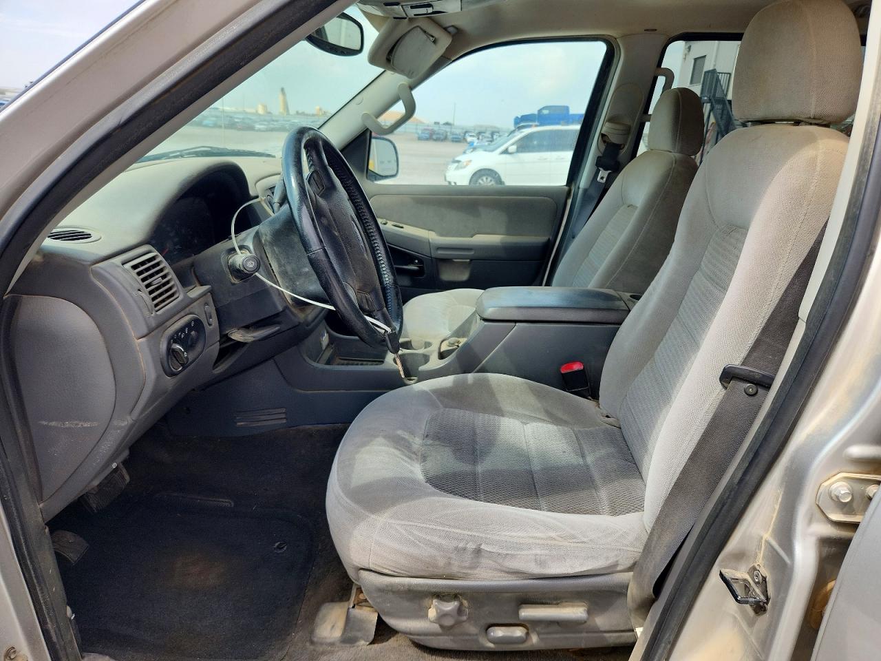 2005 Ford Explorer Xlt Silver vin: 1FMDU73K45UA21425