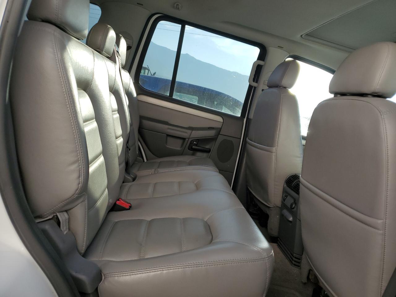 2004 Ford Explorer Xlt White vin: 1FMDU73K84UA58735