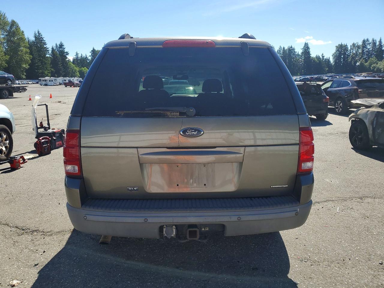 2002 Ford Explorer Xlt Gold vin: 1FMDU73W22ZC20555
