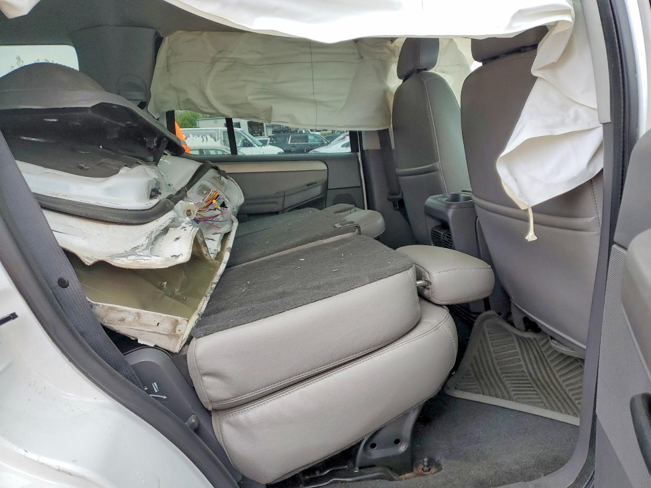 2005 Ford Explorer Xlt White vin: 1FMDU73W75ZA26463