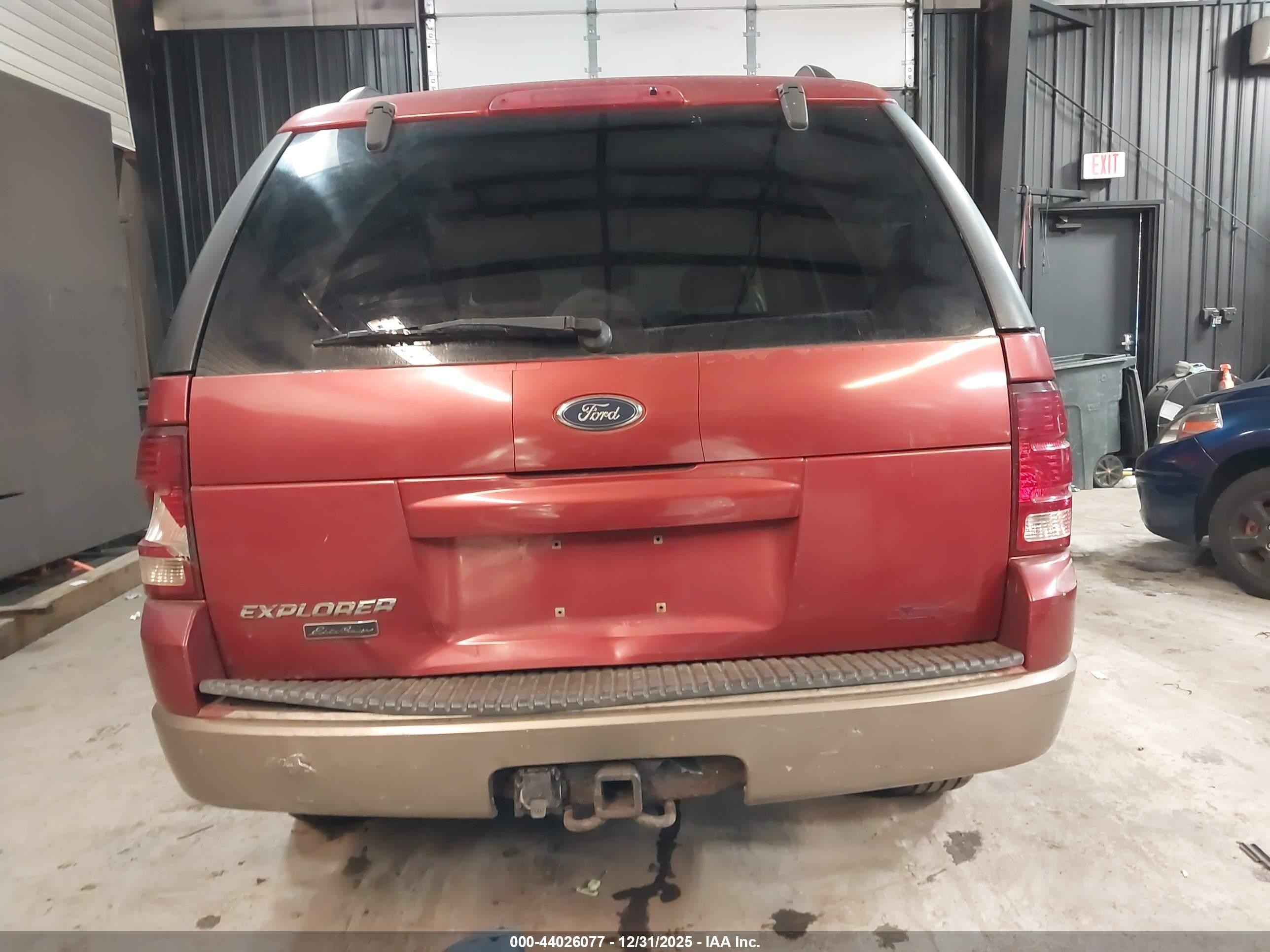 2002 Ford Explorer Eddie Bauer Red vin: 1FMDU74E72UC95786