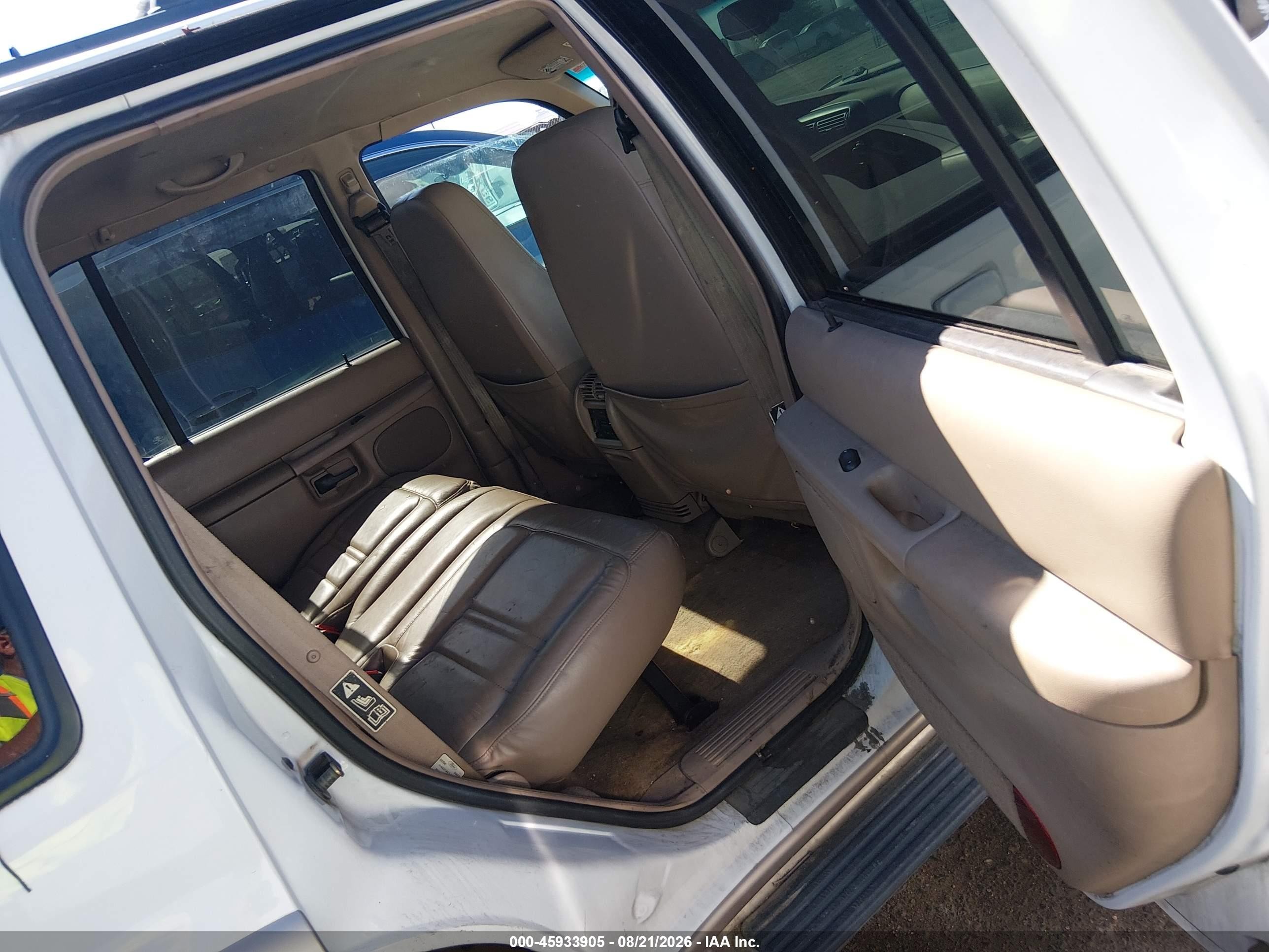 2000 Ford Explorer Eddie Bauer White vin: 1FMDU74E9YZA84522