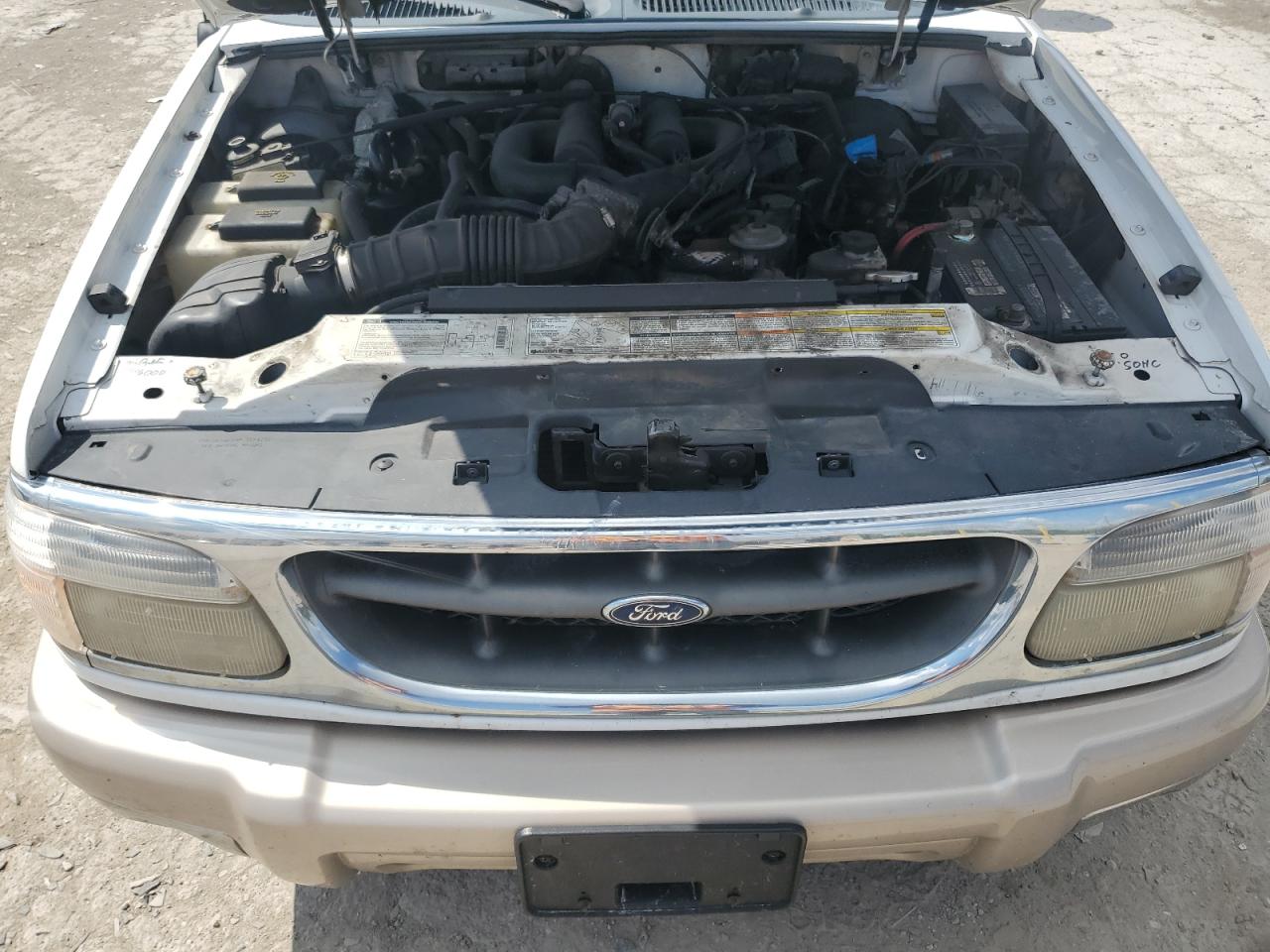 2001 Ford Explorer Eddie Bauer White vin: 1FMDU74EX1ZA30894